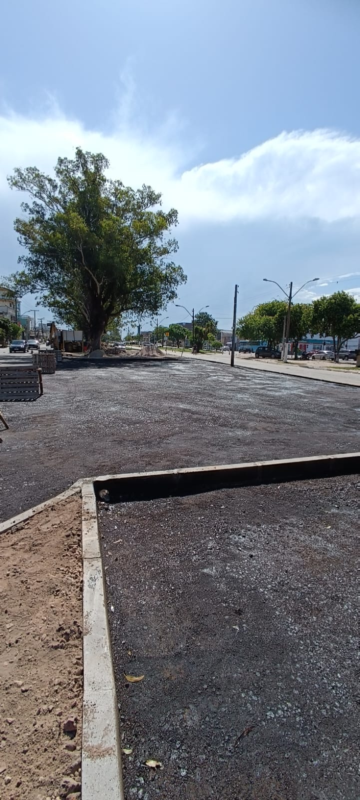 Trecho de 150 metros recebe emulsão asfáltica preparatória para a pavimentação