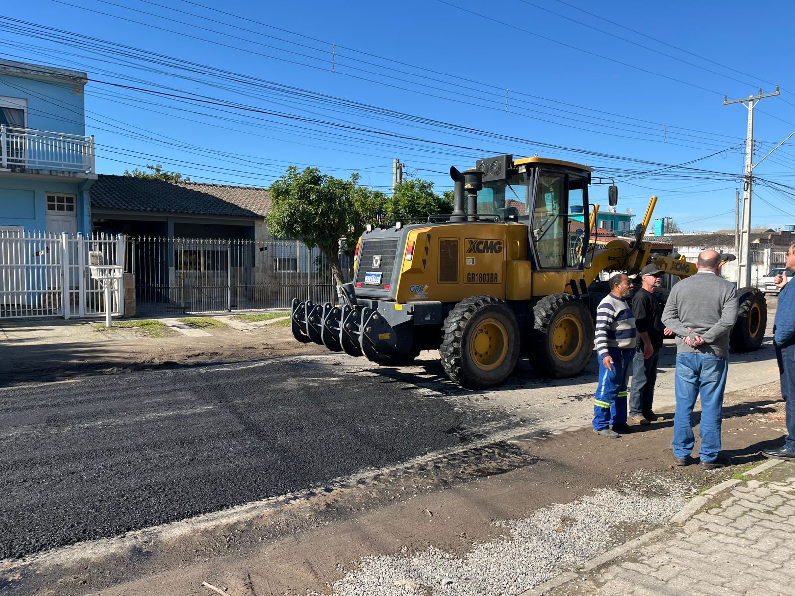 A via de fluxo intenso do Fragata teve tapa-buracos e “tapetes” de asfalto. A rua Arthur Raubach, na zona norte, também recebeu reparos