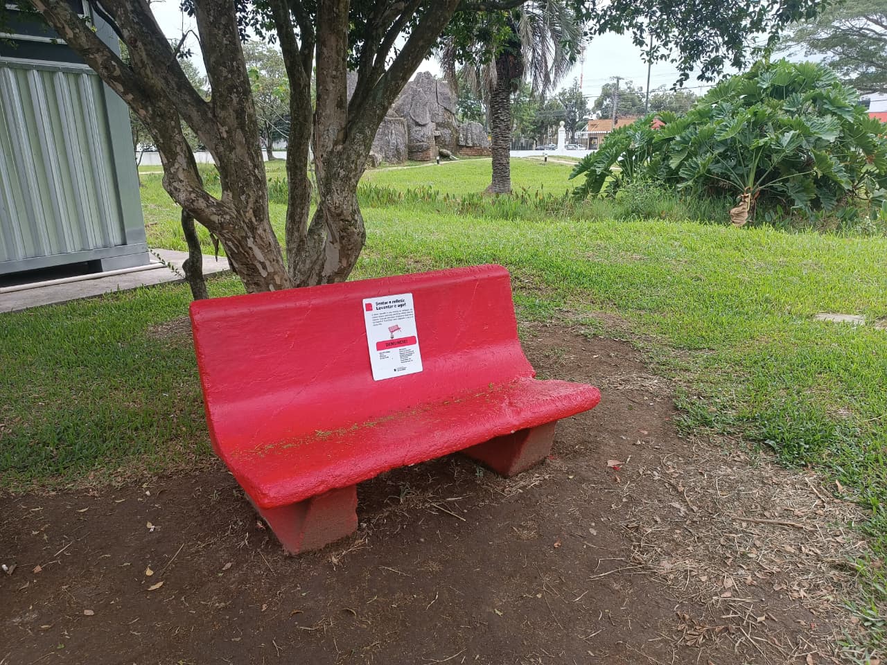 Novo banco foi inaugurado no Parque da Baronesa nesta quinta-feira (26). A ação é símbolo de conscientização sobre a violência contra a mulher