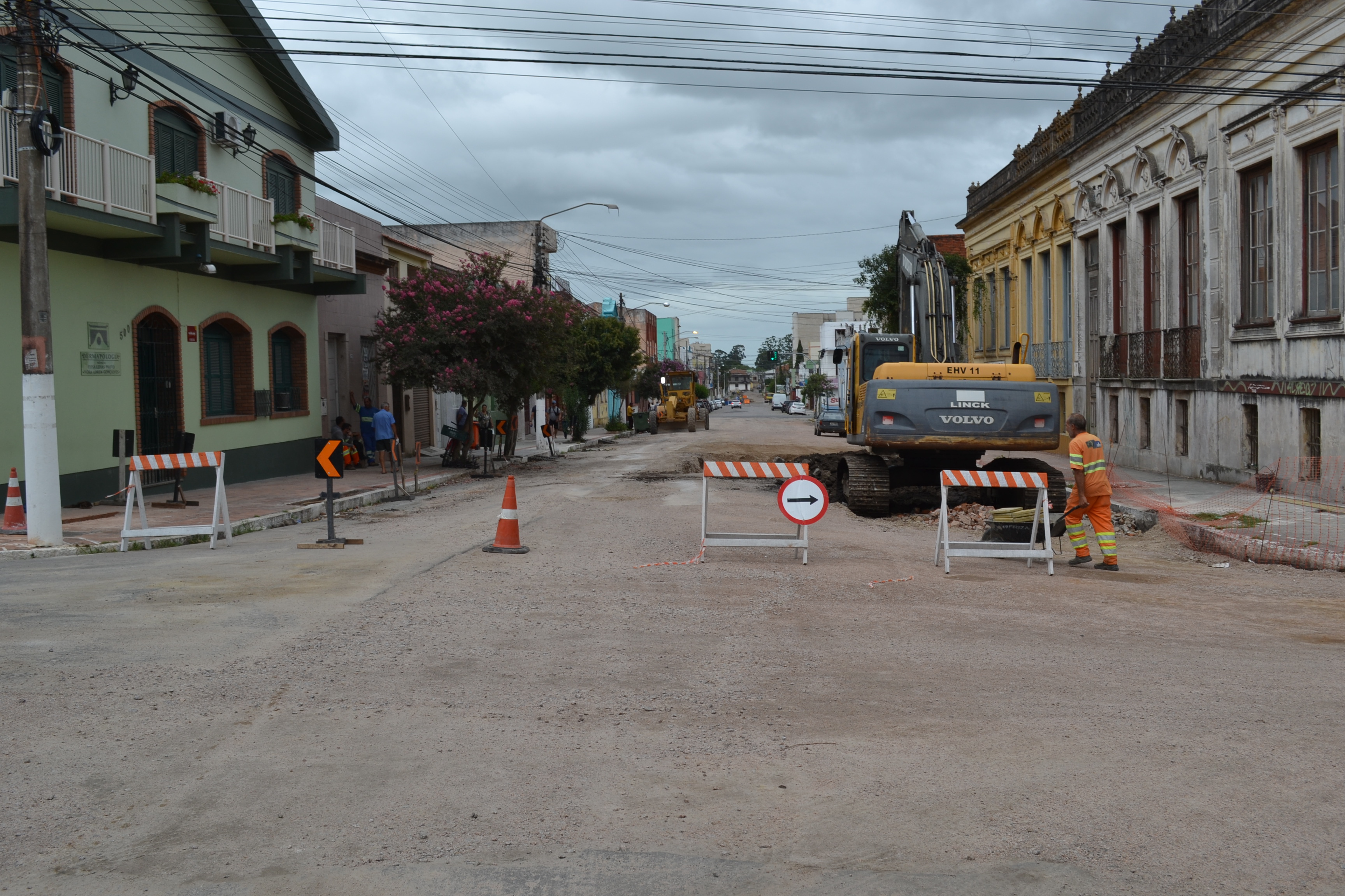 Placas indicam interrupção parcial no trânsito a partir da rua Marechal Floriano