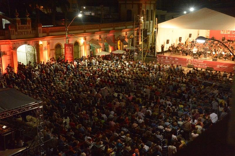 Já nos primeiros 4 dias haverá apresentações em hospitais, igrejas e outros espaços públicos. Nos 12 dias, 18 atrações terão tradução simultânea em Libras.