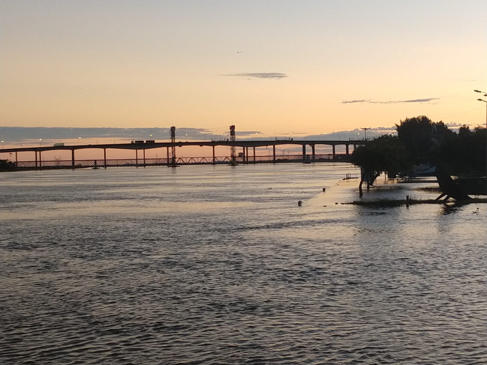 Nível chegou a 2,88 metros às 19h deste domingo (12); especialista diz que medição vai continuar subindo