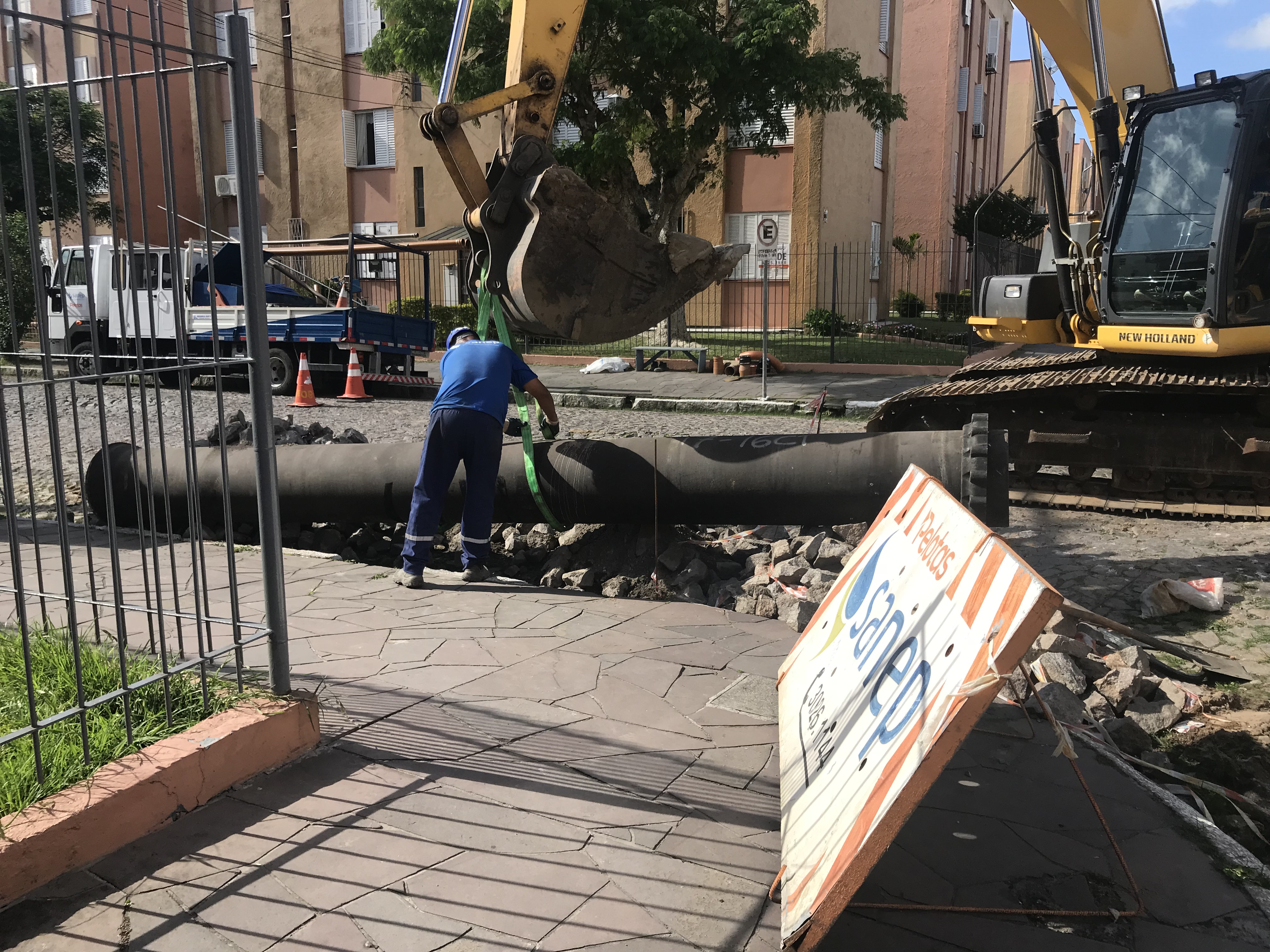 Sanep informa que a população verá pequena concentração de água na Praça Vinte de Setembro, mas não há vazamento no local