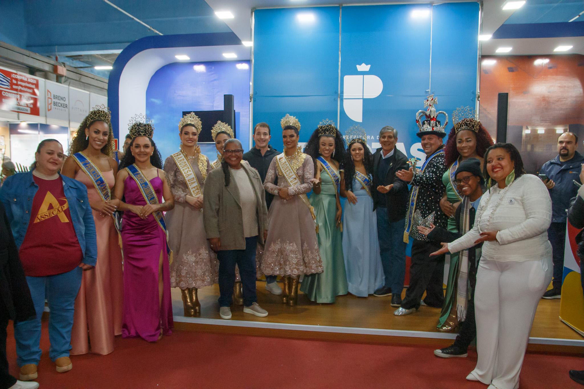 Prefeito Marroni, secretários, vereadores e representantes de entidades carnavalescas participaram da cerimônia, na noite desta sexta-feira