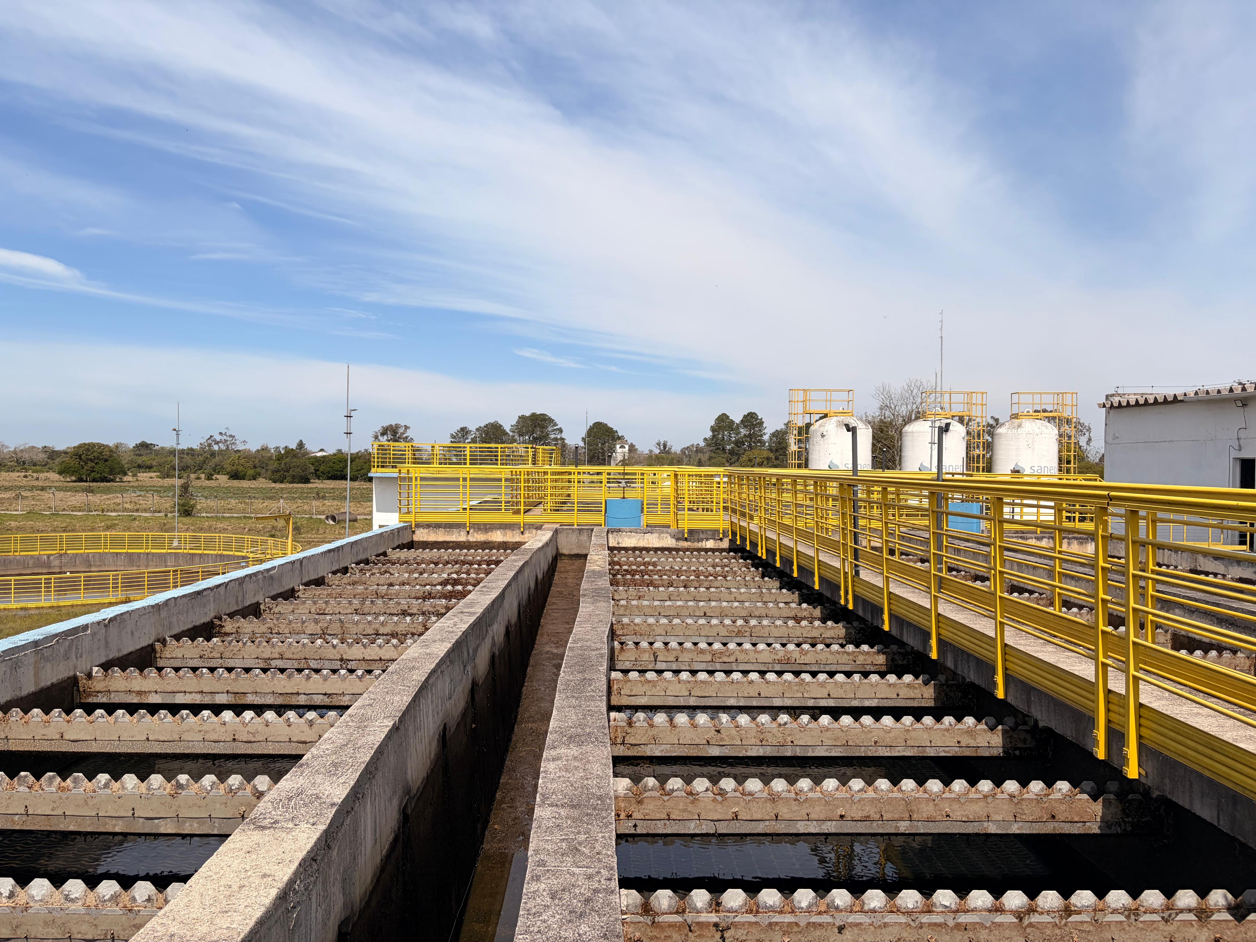 Unidades de tratamento, armazenamento e distribuição de água operam a pleno