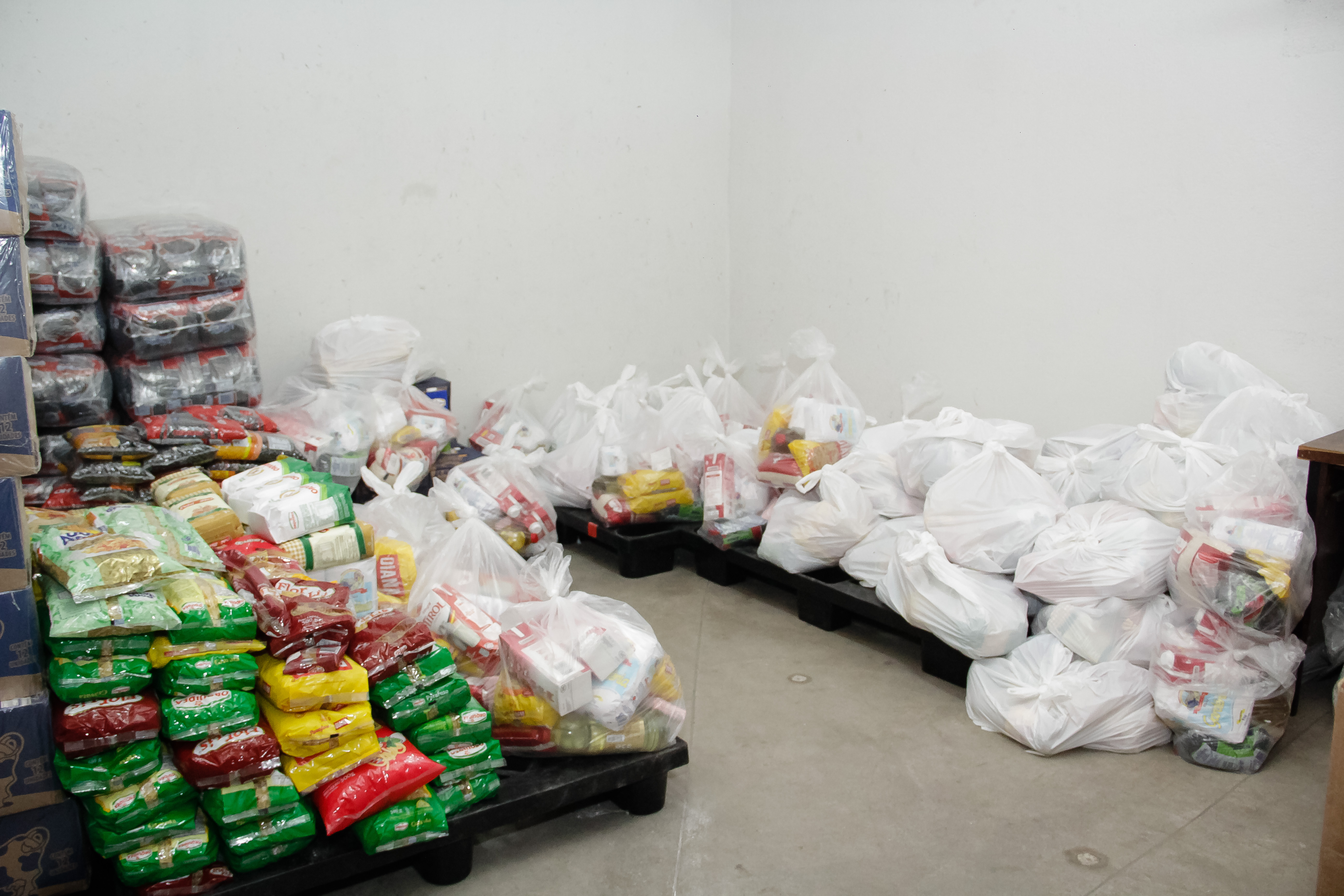 Os kits serão entregues às famílias já cadastradas ou indicadas como mais vulneráveis nesse momento. Quarta-feira (8) será feita a entrega no Roraima e quinta, no Amazonas, ambos no Jardim Floresta