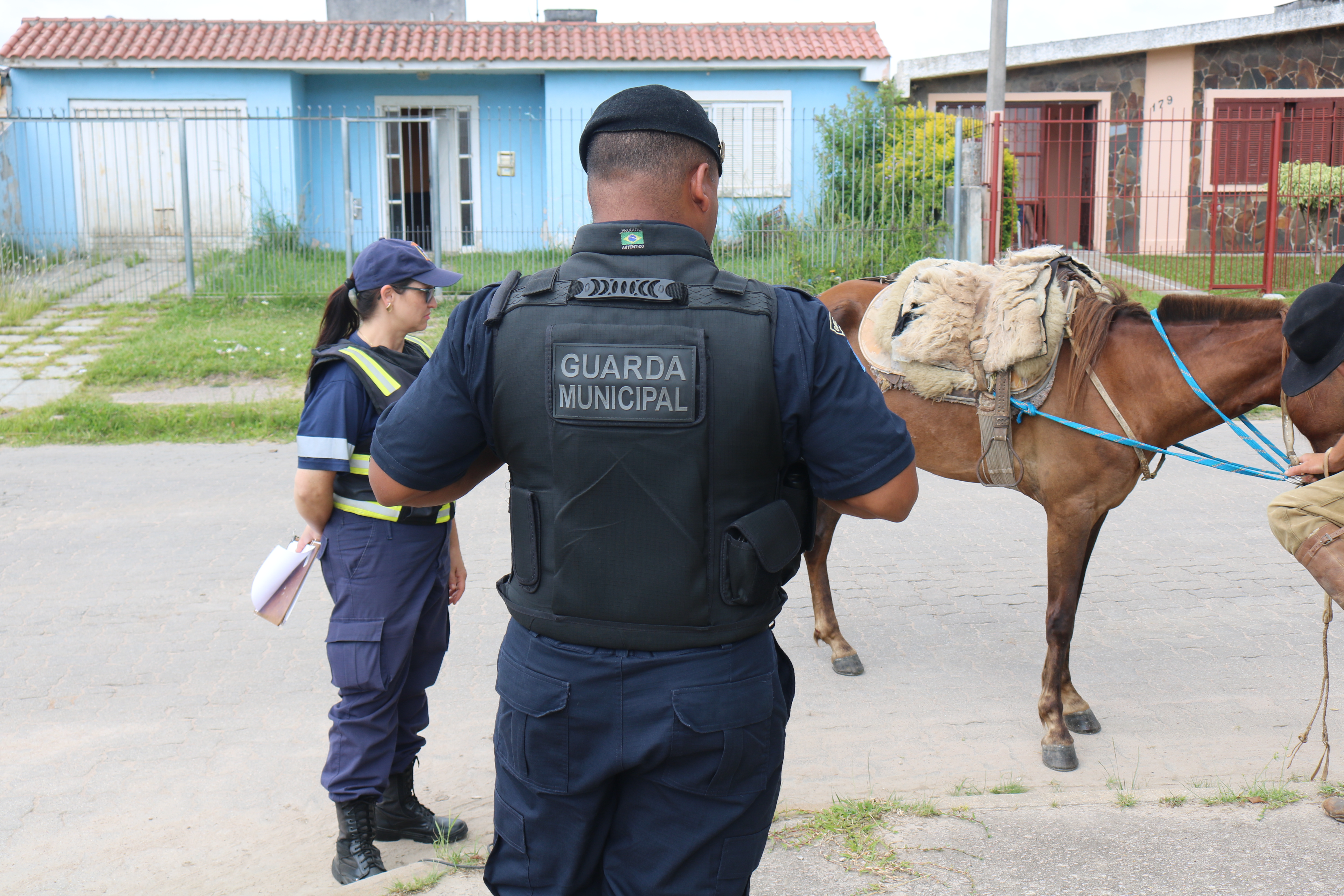 Grupo abordou, em força-tarefa, proprietários de animais em vários pontos do Areal, incluindo Vasco Pires e Clara Nunes