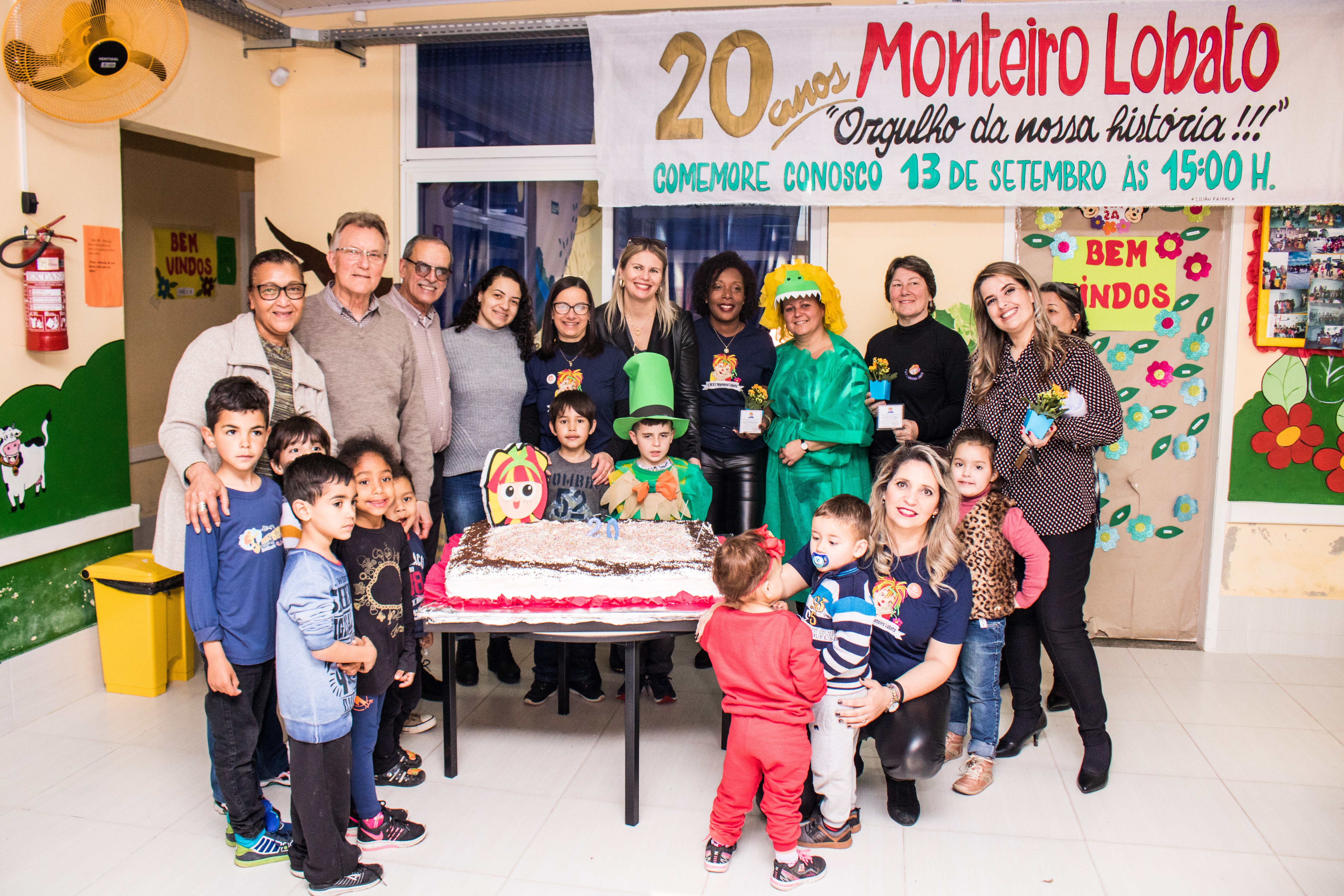 Com música, balões e bolo, alunos, pais e funcionários celebraram as duas décadas da escola municipal do Simões Lopes