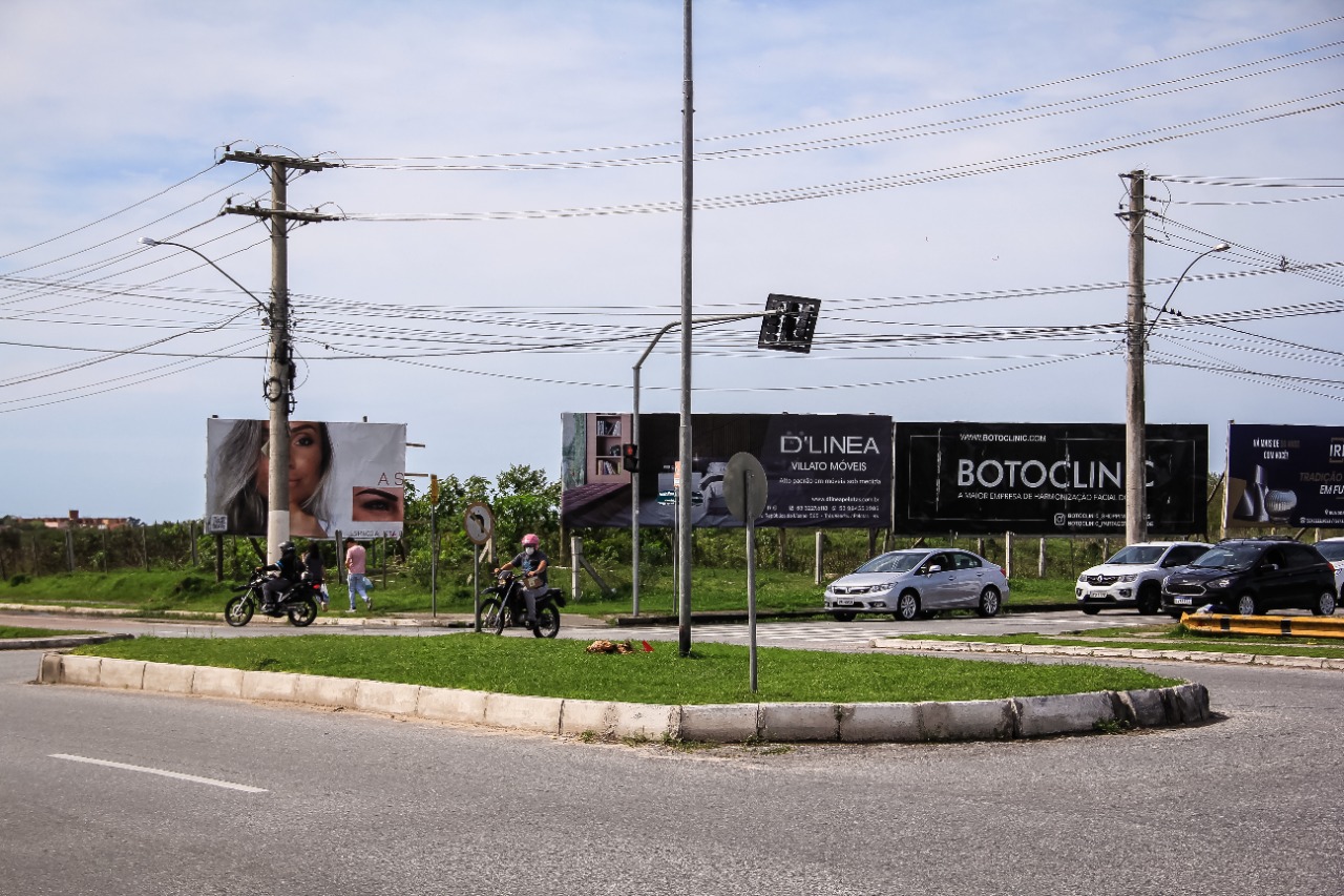 Equipamento foi danificado e técnicos da Prefeitura trabalham na recuperação. Placas de PARE e agentes de Trânsito nos horários de pico controlam o movimento