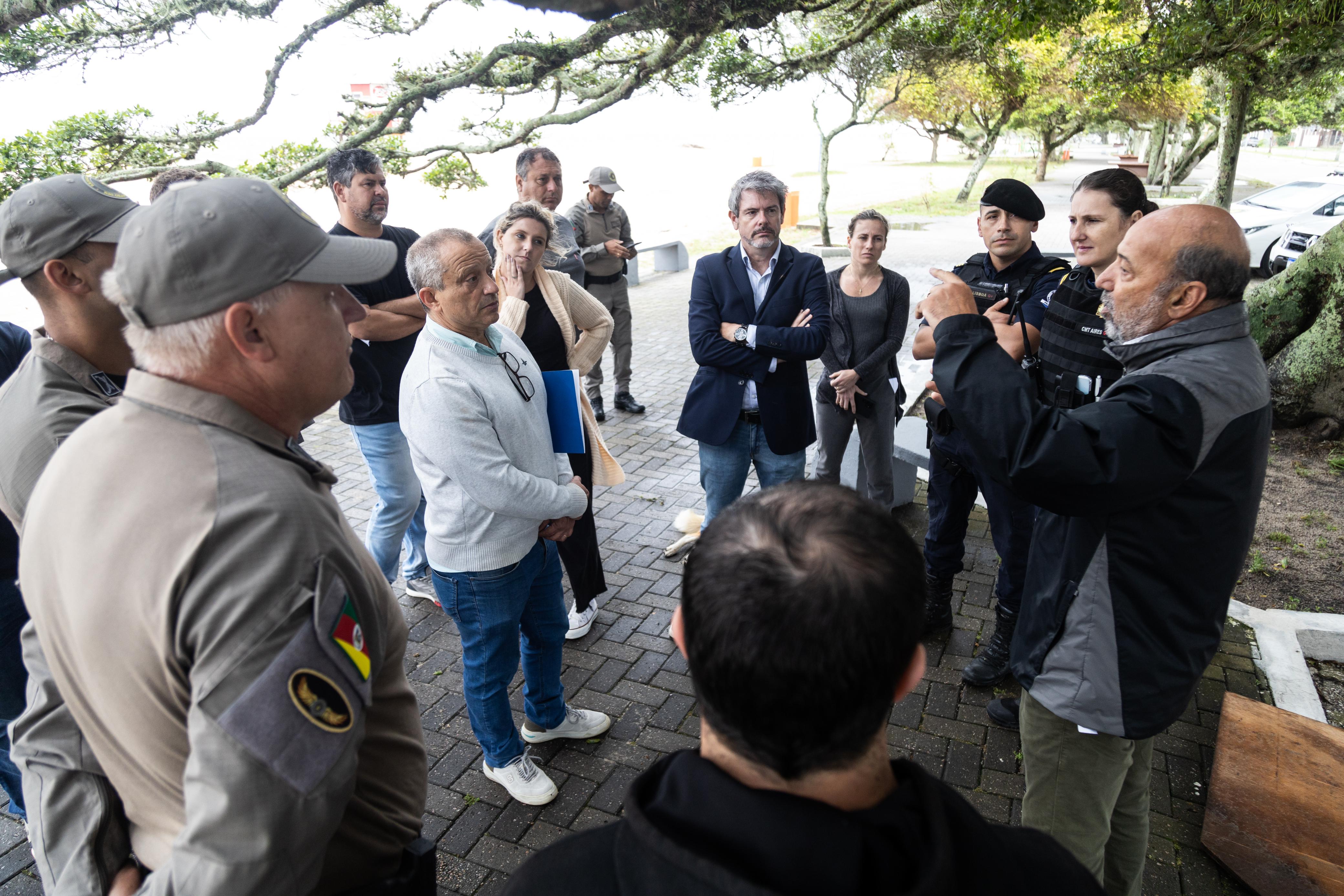 Palco começou a ser montado nesta quarta-feira na orla da praia