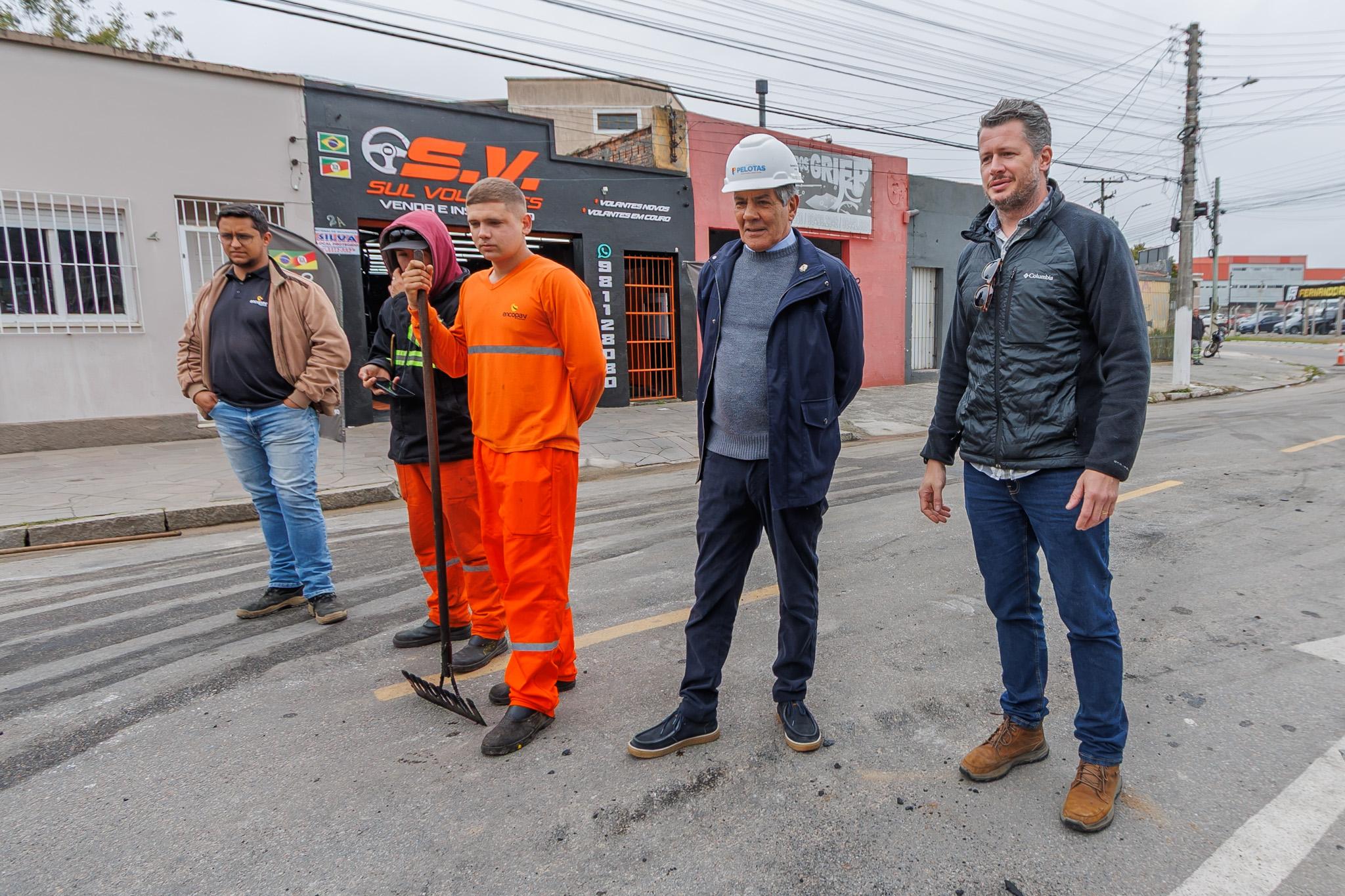 Prefeito acompanhou início dos trabalhos na rua Lindolfo Collor e conferiu o serviço concluído na rua Rafael Capdebosq, também no bairro Três Vendas
