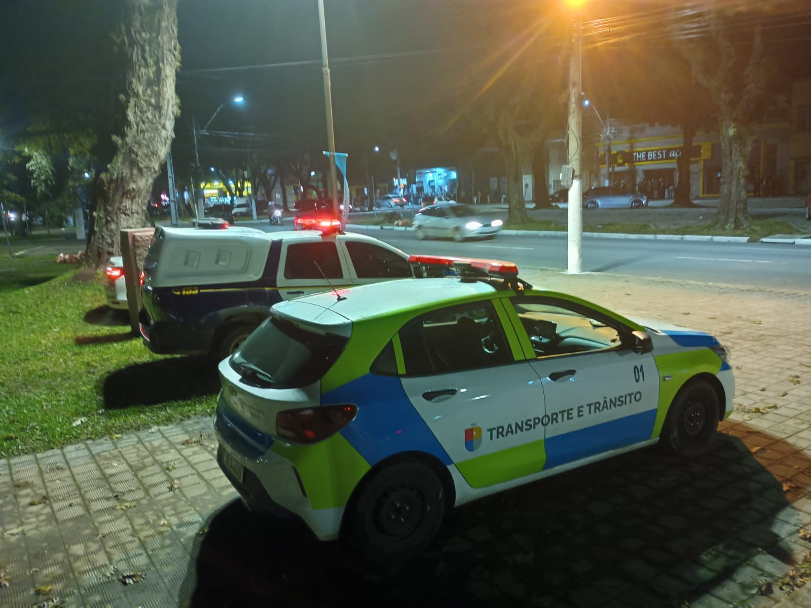 Ações incluíram fiscalização de estabelecimentos e veículos em diferentes regiões da cidade