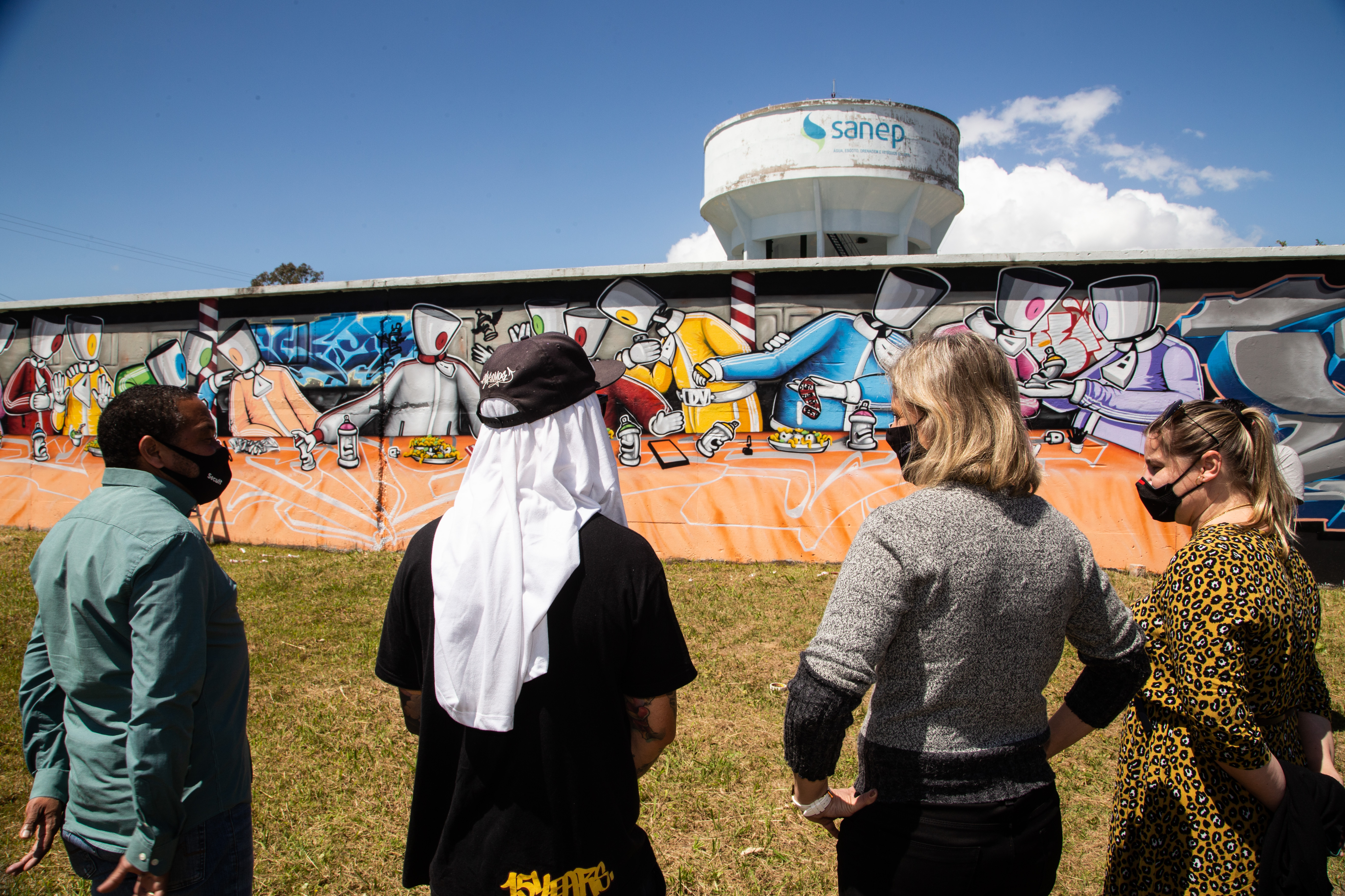 Arte em grafite, feita por artista local, dá nova identidade ao espaço onde fica o maior reservatório do Município