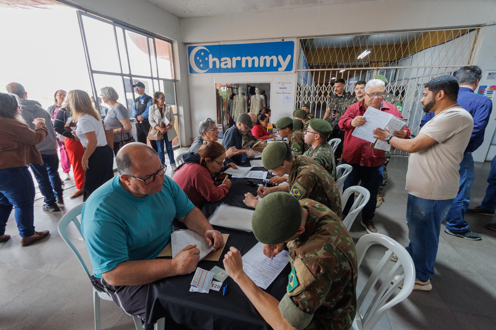 Primeiro dia do mutirão de regularização atraiu cerca de 200 pessoas