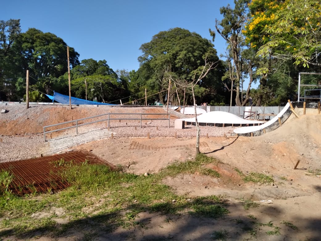 Após recesso de fim de ano, empresa retorna ao trabalho de concretagem da pista de skate