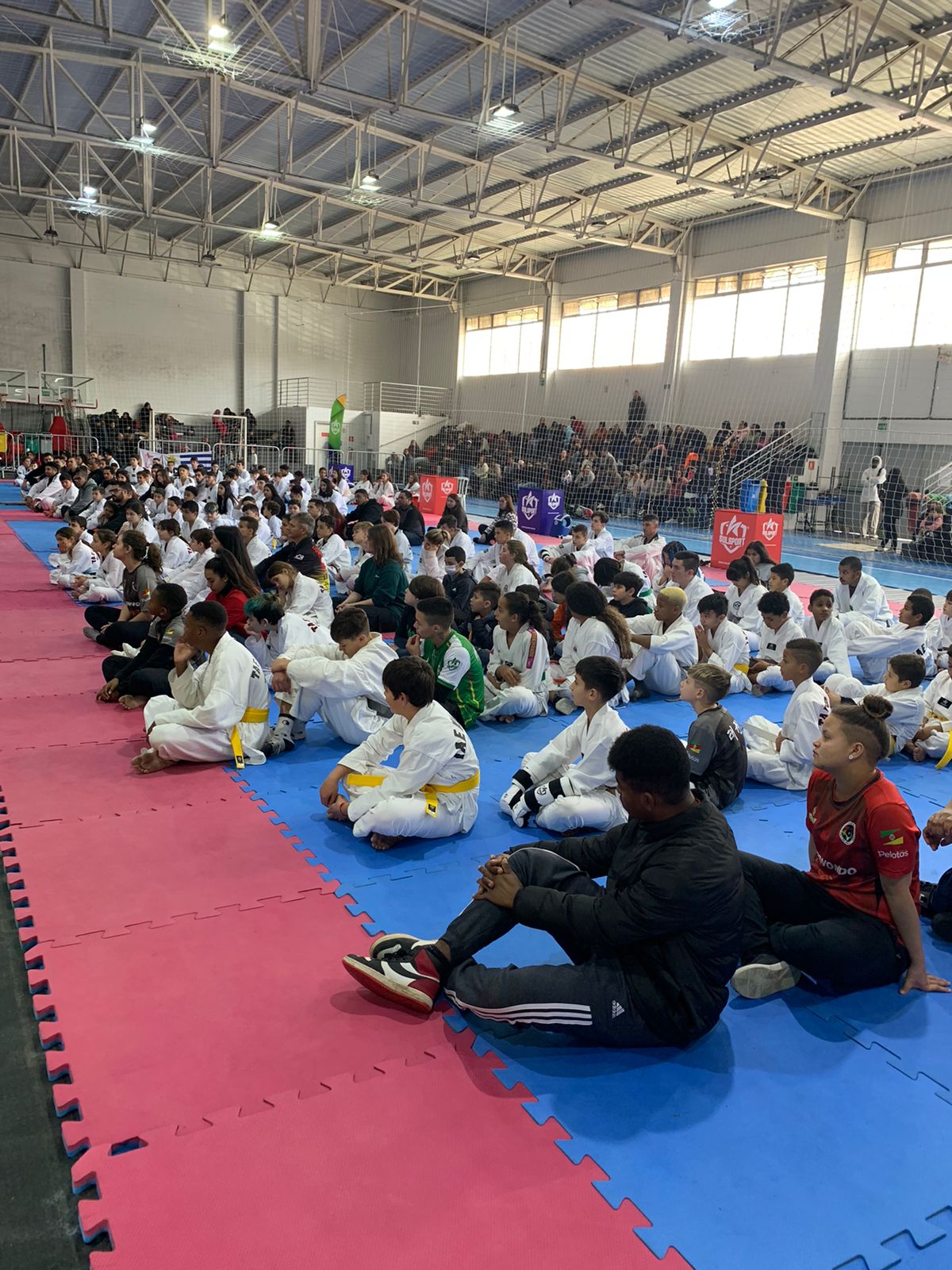 Quem Luta não Briga foi o promotor do evento no domingo (18) em Pelotas. Projeto que integra o eixo de Prevenção Social do Pacto Pelotas pela Paz envolve no esporte crianças em vulnerabilidade social