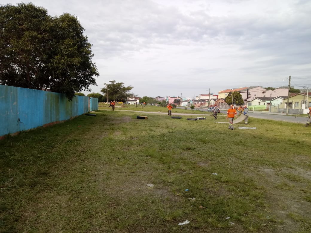 Equipes realizaram roçado e limpeza na região norte do bairro
