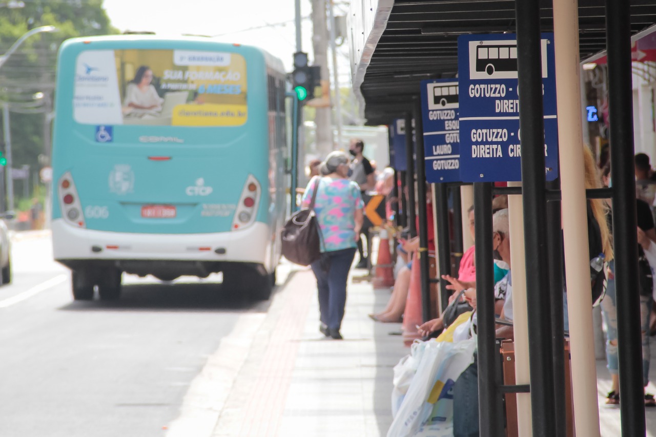 Nos dias 11 e 18, domingos com lojas abertas em razão da proximidade do Natal, comerciários e população terão atendimento especial do transporte coletivo