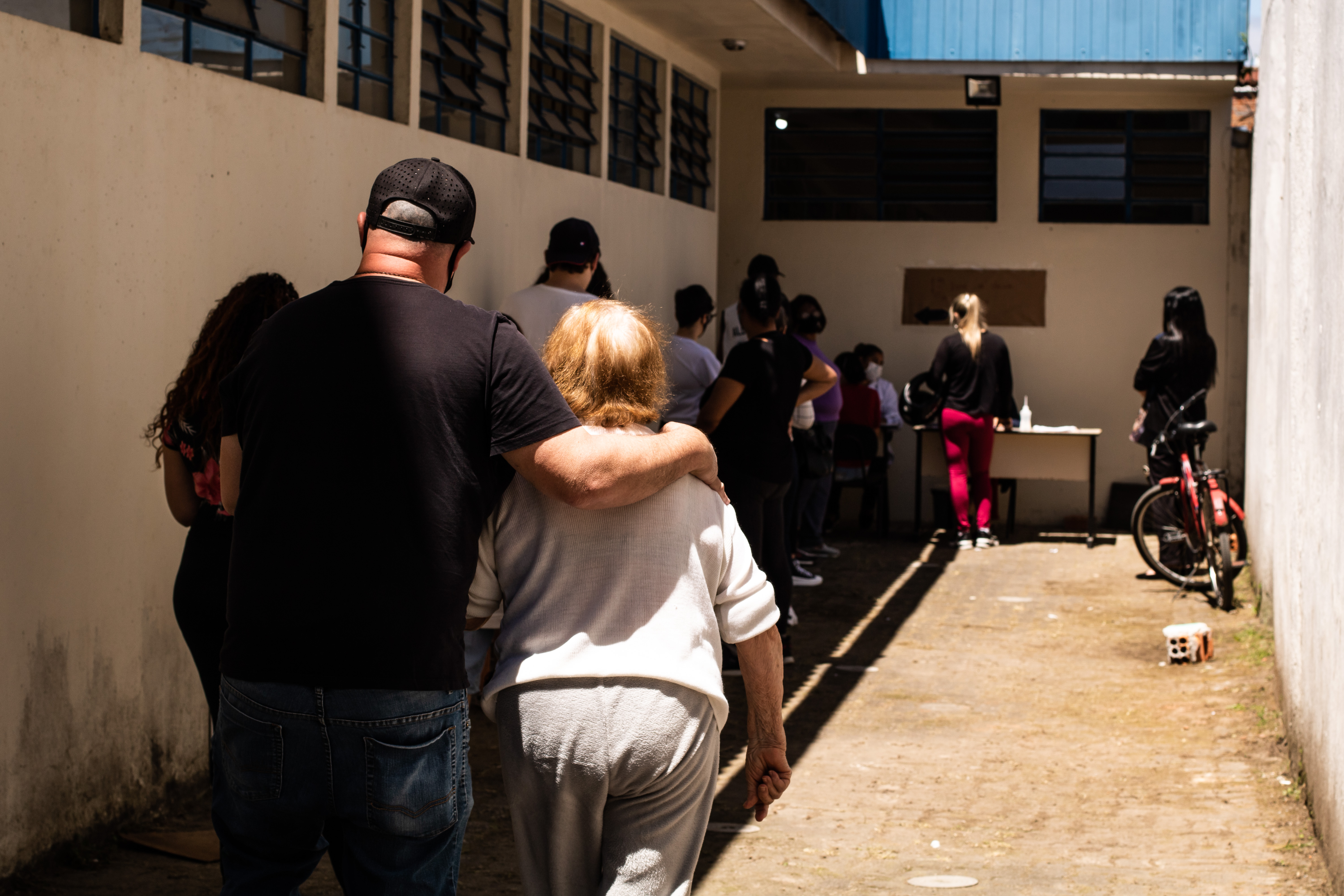 Vacinas contra a Covid-19 estão disponíveis para a população com 12 anos ou mais, diariamente, nas UBSs e em outros pontos da campanha