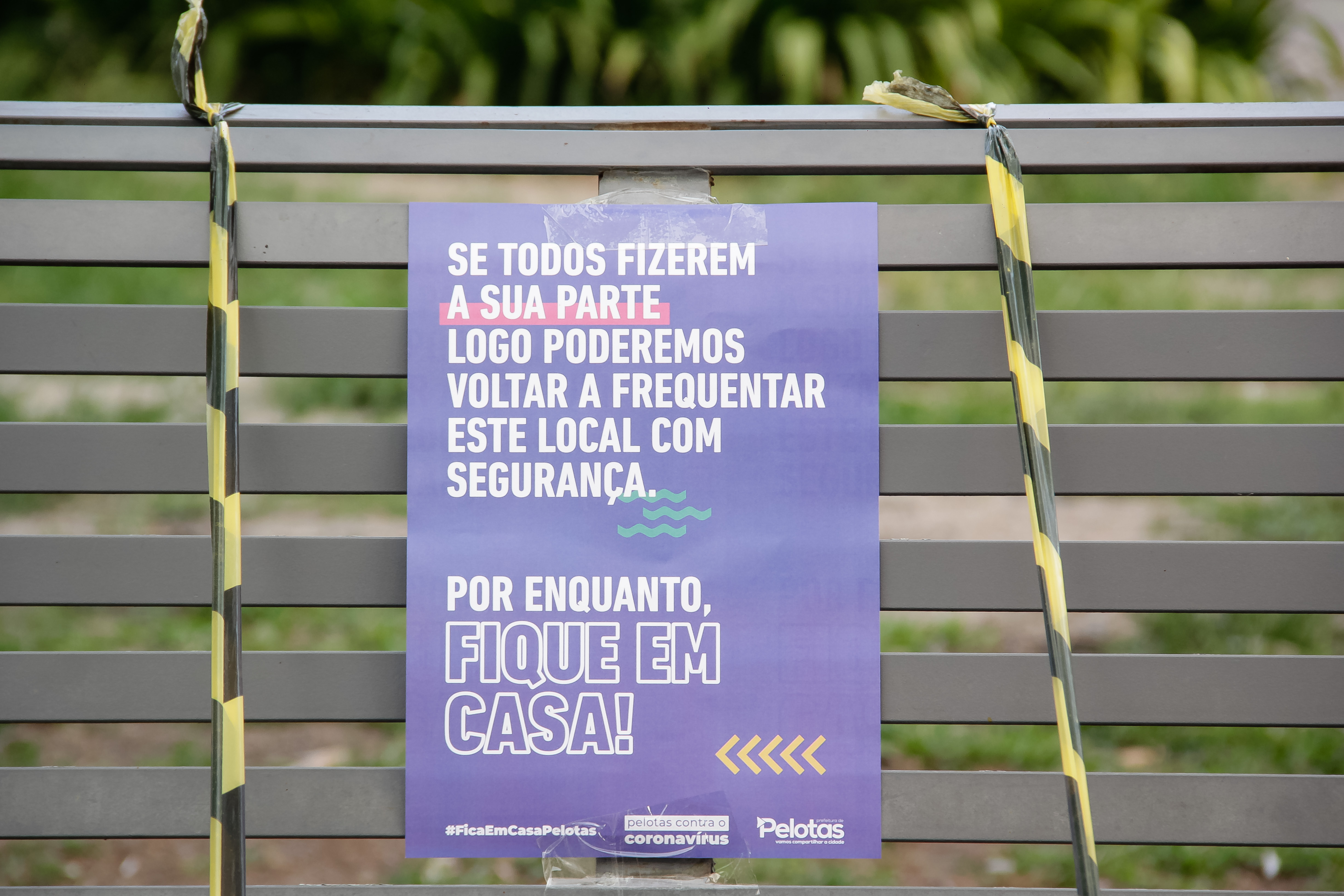 Material afixado pela Prefeitura – em áreas públicas – chama população a ficar em casa. Isolamento social é principal arma contra avanço do vírus