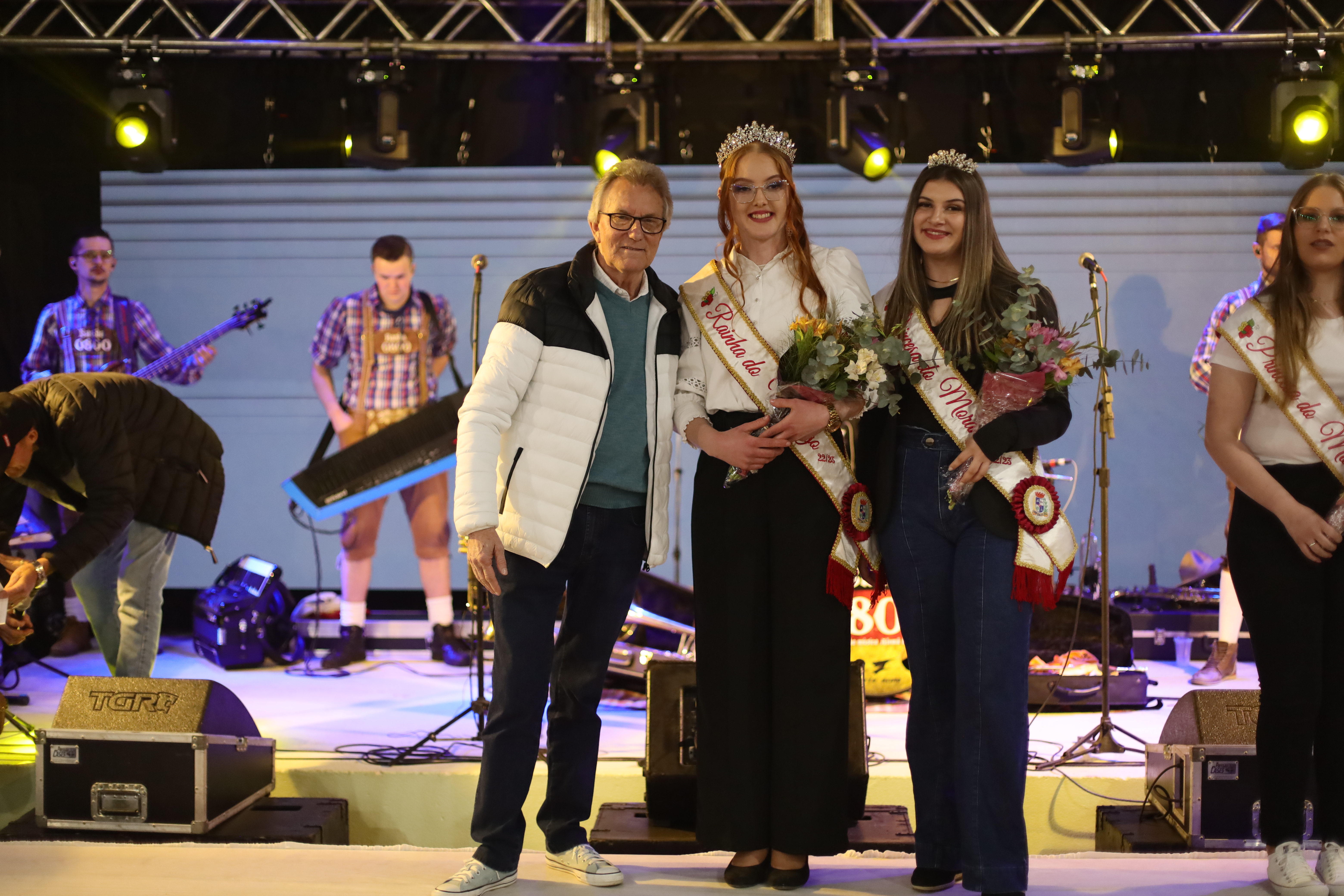 Jovens de 18 anos ganham o concurso e vão representar a cultura da fruta em agendas e eventos