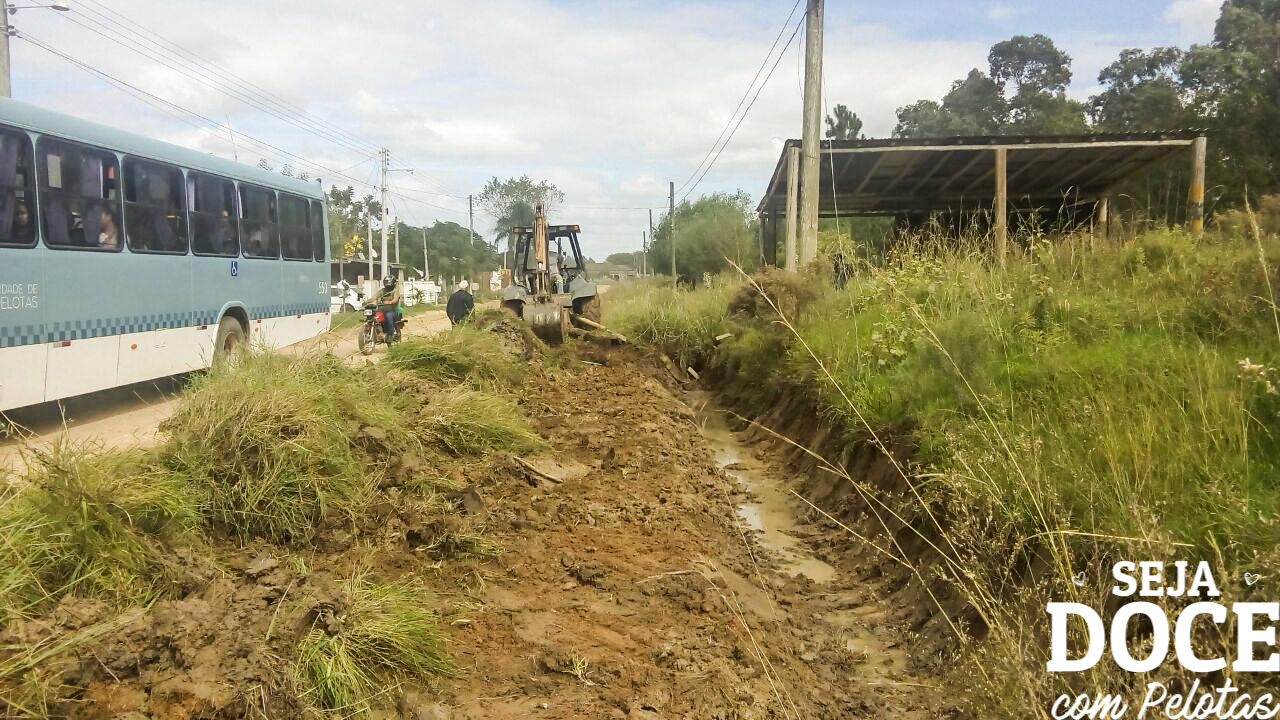SSUI trabalha neste sábado na correção e limpeza de valetas nas Três Vendas