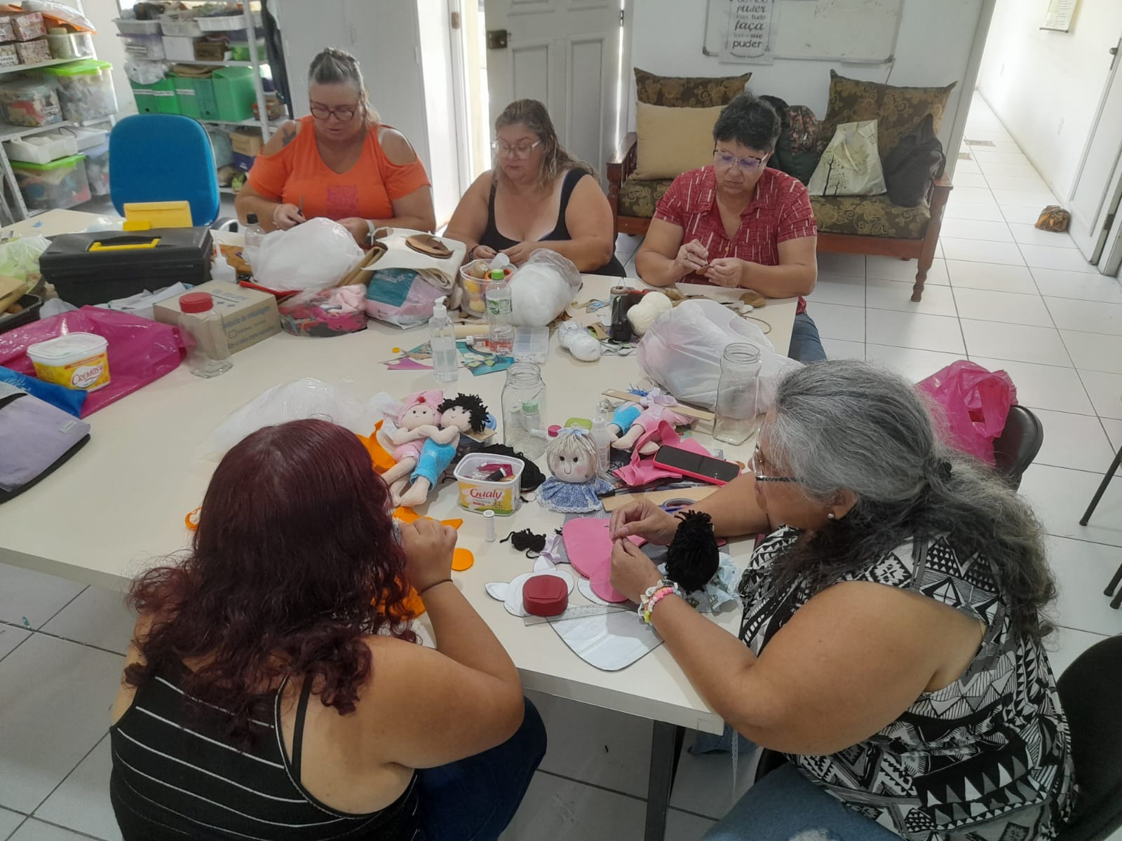 O ano começou com o curso de bichos e bonecos de pano que reuniu 12 mulheres