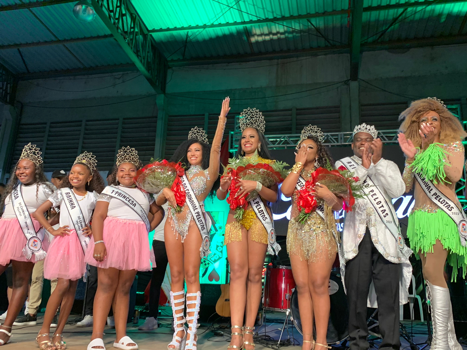 Evelyn Pereira, Raissa Santos e Kaiumy Matos serão as representantes adultas do carnaval de Pelotas. Corte LGBTQIA+ também recebeu a faixa