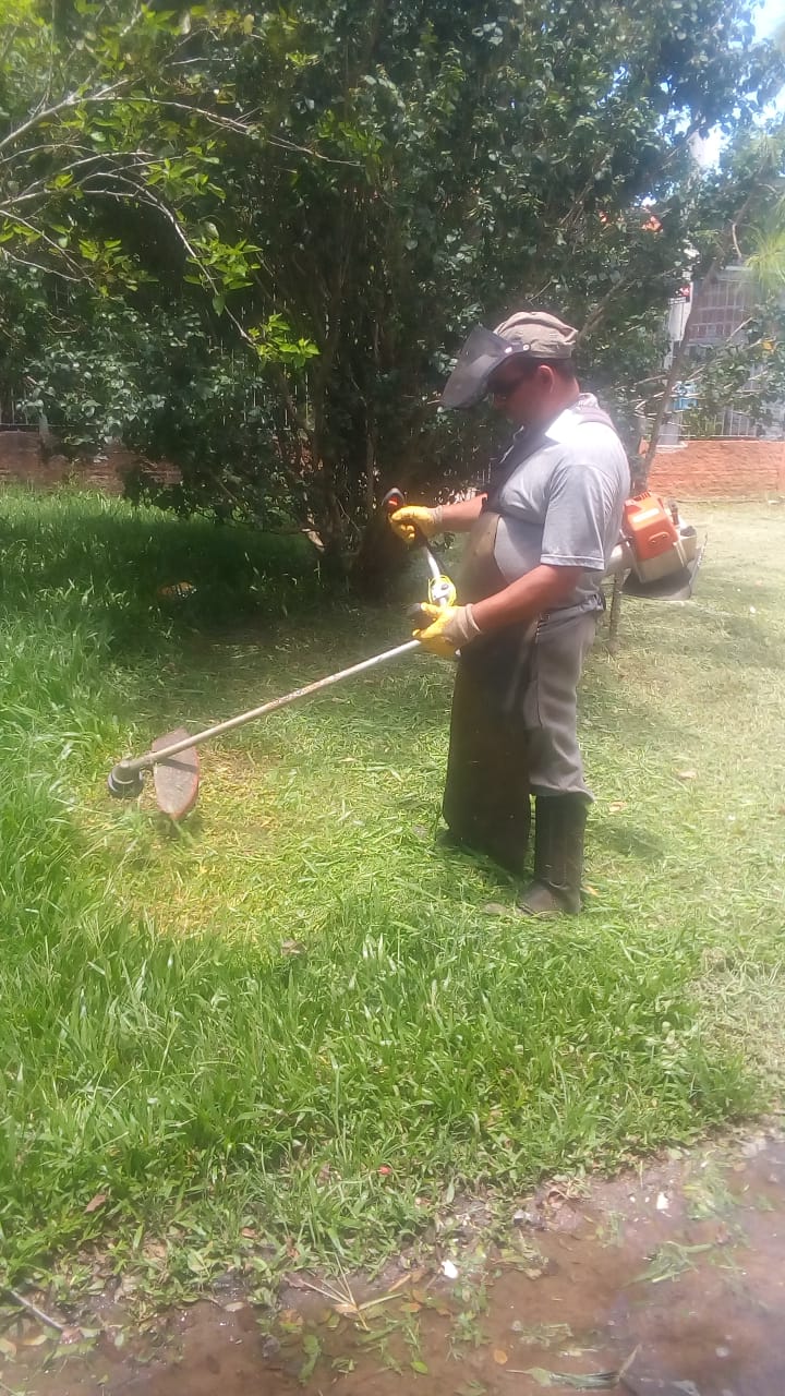 Equipes da SSUI também atuam na varrição de ruas, limpeza de valetas, pintura de meios-fios e colocação de tubulação em diversos bairros do município
