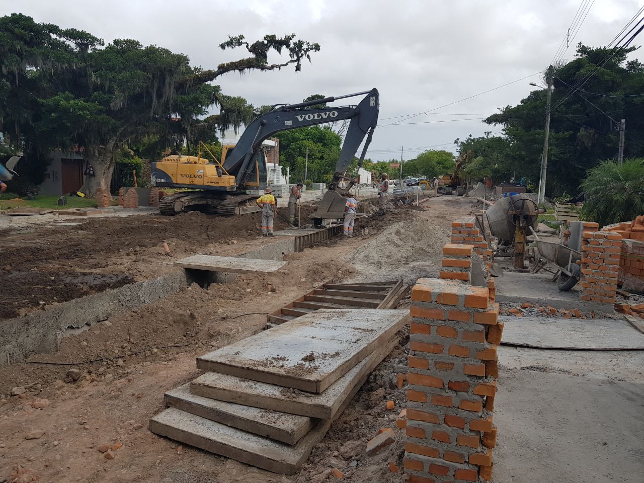O acabamento será de aço galvanizado e pedras
