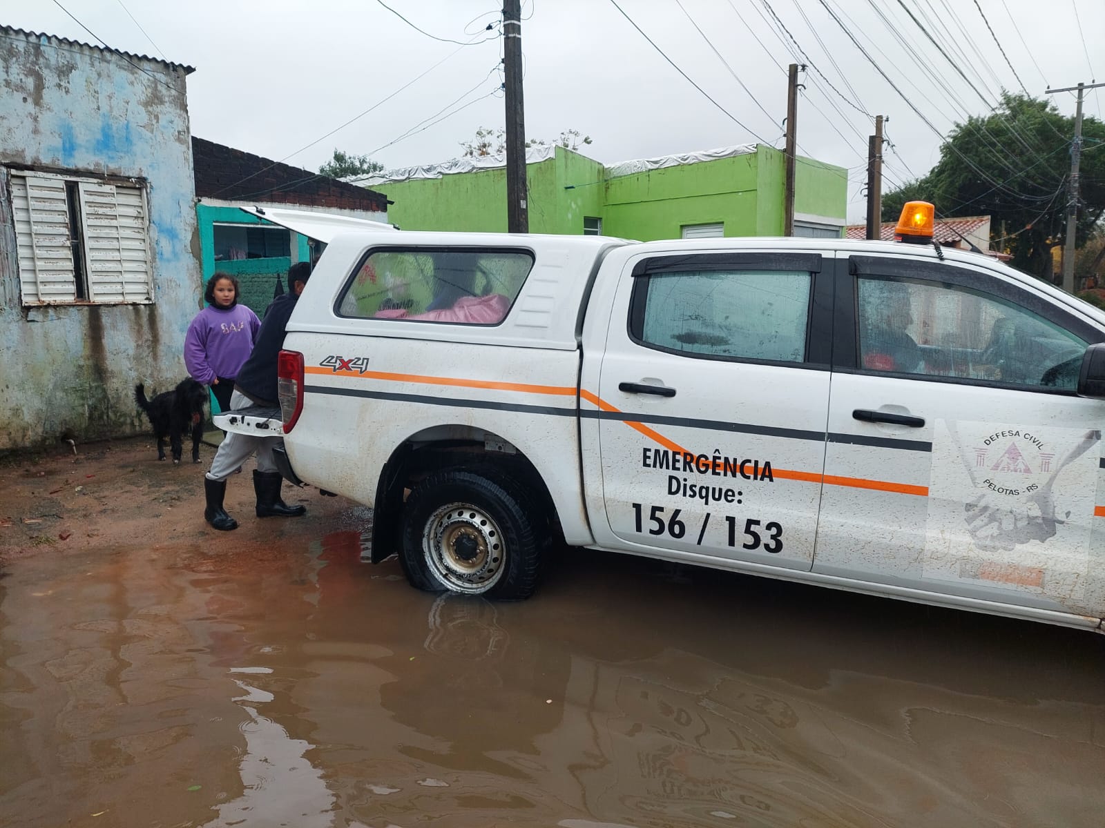 Defesa Civil, Corpo de Bombeiros e Secretaria de Serviços Urbanos e Infraestrutura atuam na remoção de famílias que pediram ajuda para deixar suas casas na Farroupilha