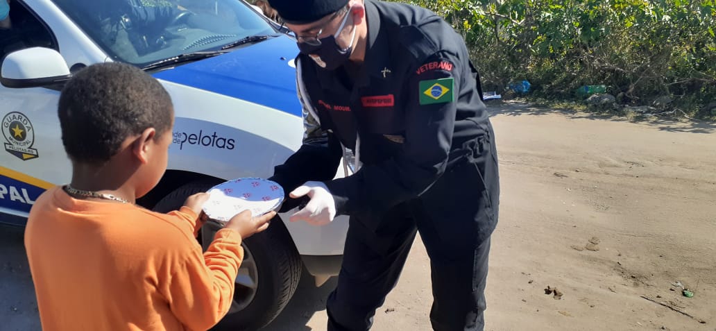 Militares veteranos e agentes da GM doaram kits de higiene e alimentação para comunidades da Balsa e do Navegantes, no domingo (17)