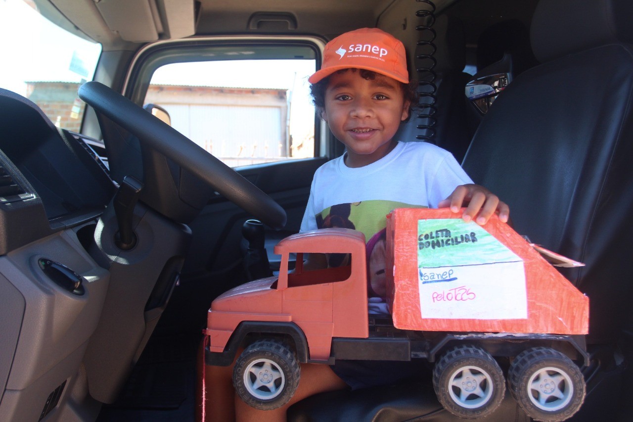 Miguel, de 5 anos, recebeu uma visita especial da equipe na última semana