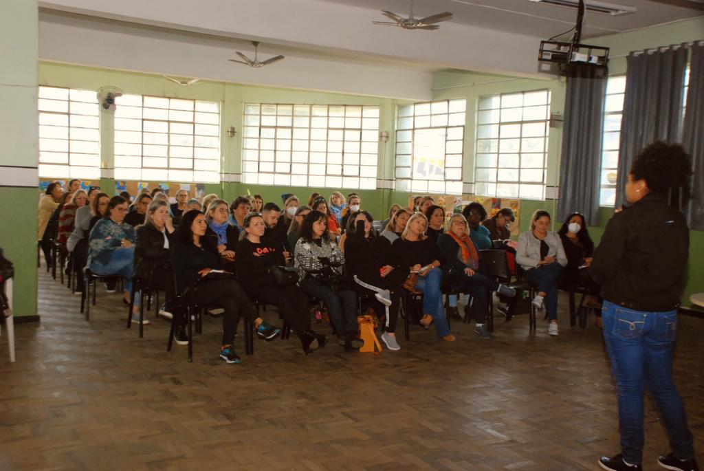 Serviço atende todas as escolas da rede municipal com profissionais das áreas da Psicologia, Assistência Social e Orientação Educacional