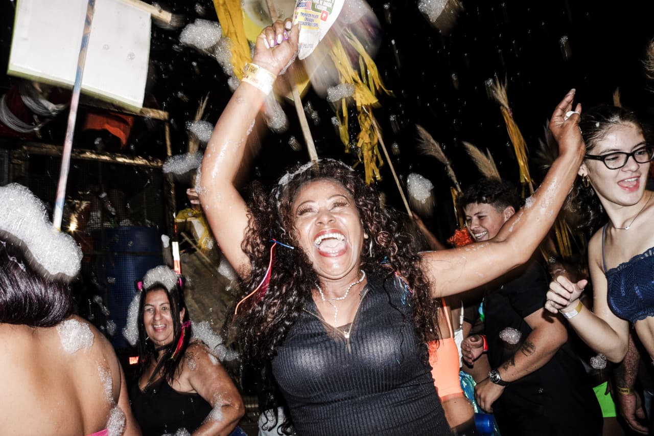 Desfiles tiveram início na noite de sábado (14) e terminaram por volta das 6h deste domingo (15), que terá concurso de escolas de samba mirins e do grupo especial, com presença da Unidos do Fragata, Academia do Samba e General Telles