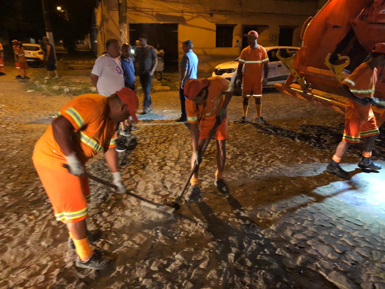 Operação é realizada durante a madrugada para evitar transtornos à população. Trabalhadores terão mais segurança