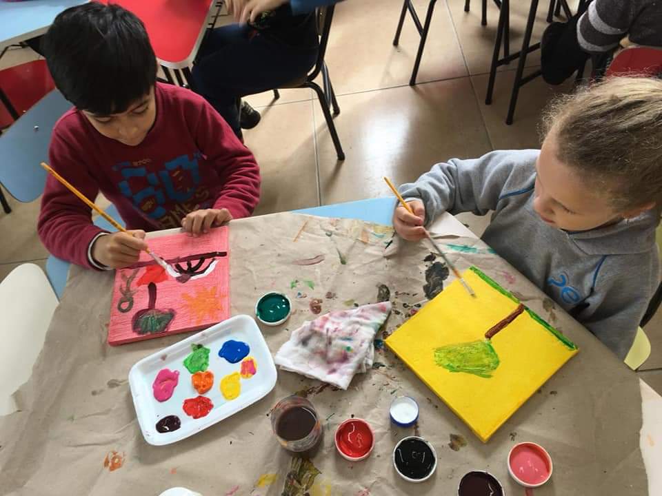 Cerca de 200 alunos do educandário municipal apresentaram as obras do projeto ‘Pequenos Grandes Talentos’