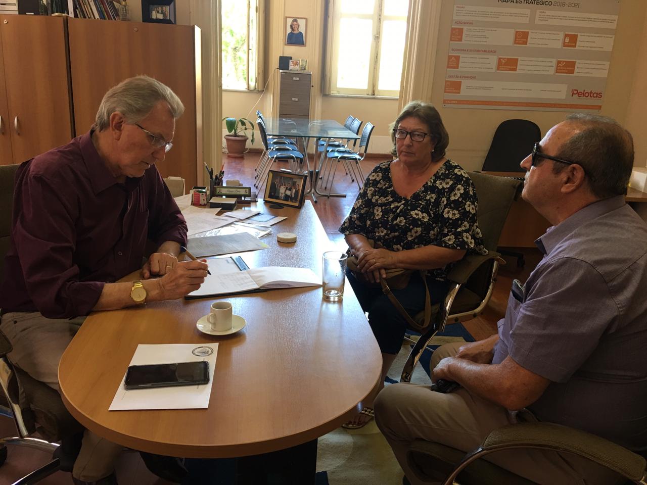 Idemar recebeu, em seu gabinete, representantes da Escola Louis Braille e da Colônia Santa Silvana