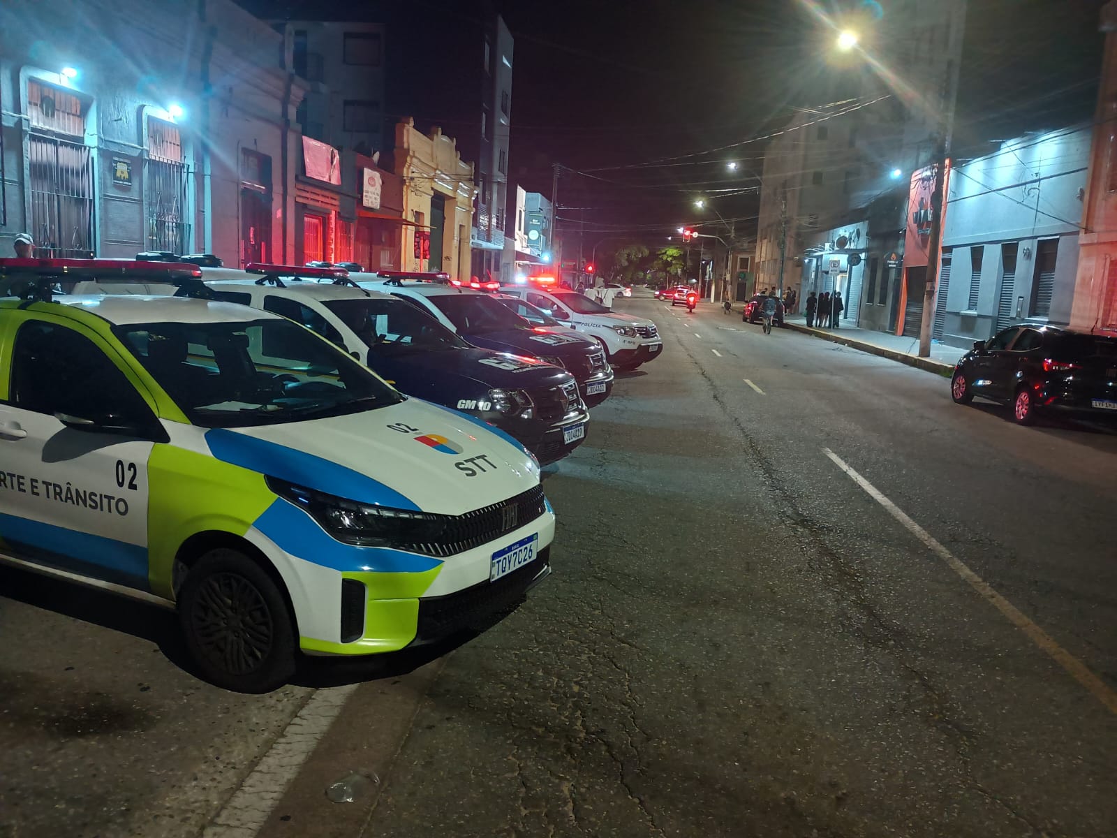 Ações do final de semana tiveram início na região da UCPel com a notificação de dois estabelecimentos comerciais noturnos e dispersão do público conforme decreto municipal