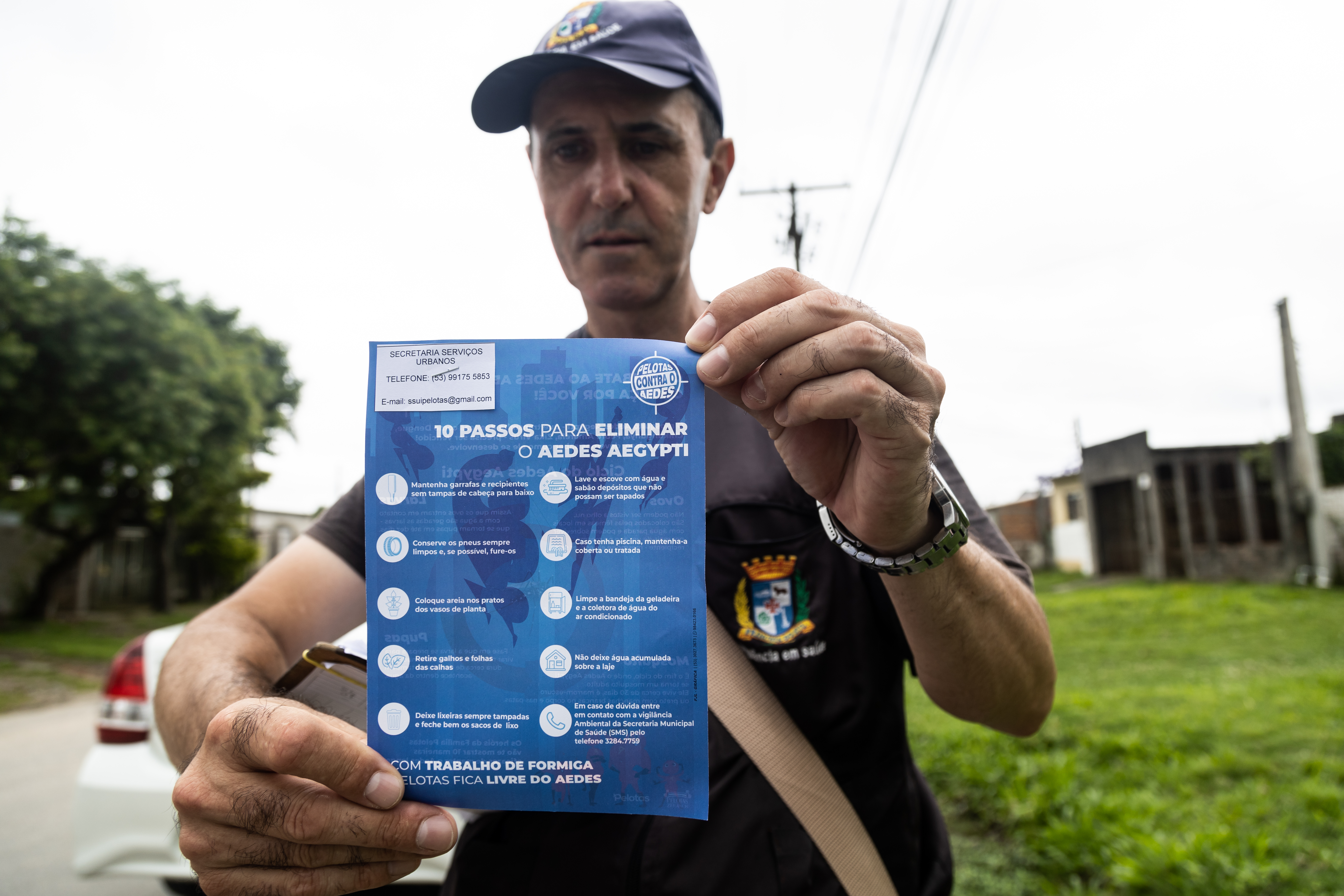 Agentes da SMS e contingentes do Exército orientam moradores a descartar resíduos para recolhimento na segunda-feira