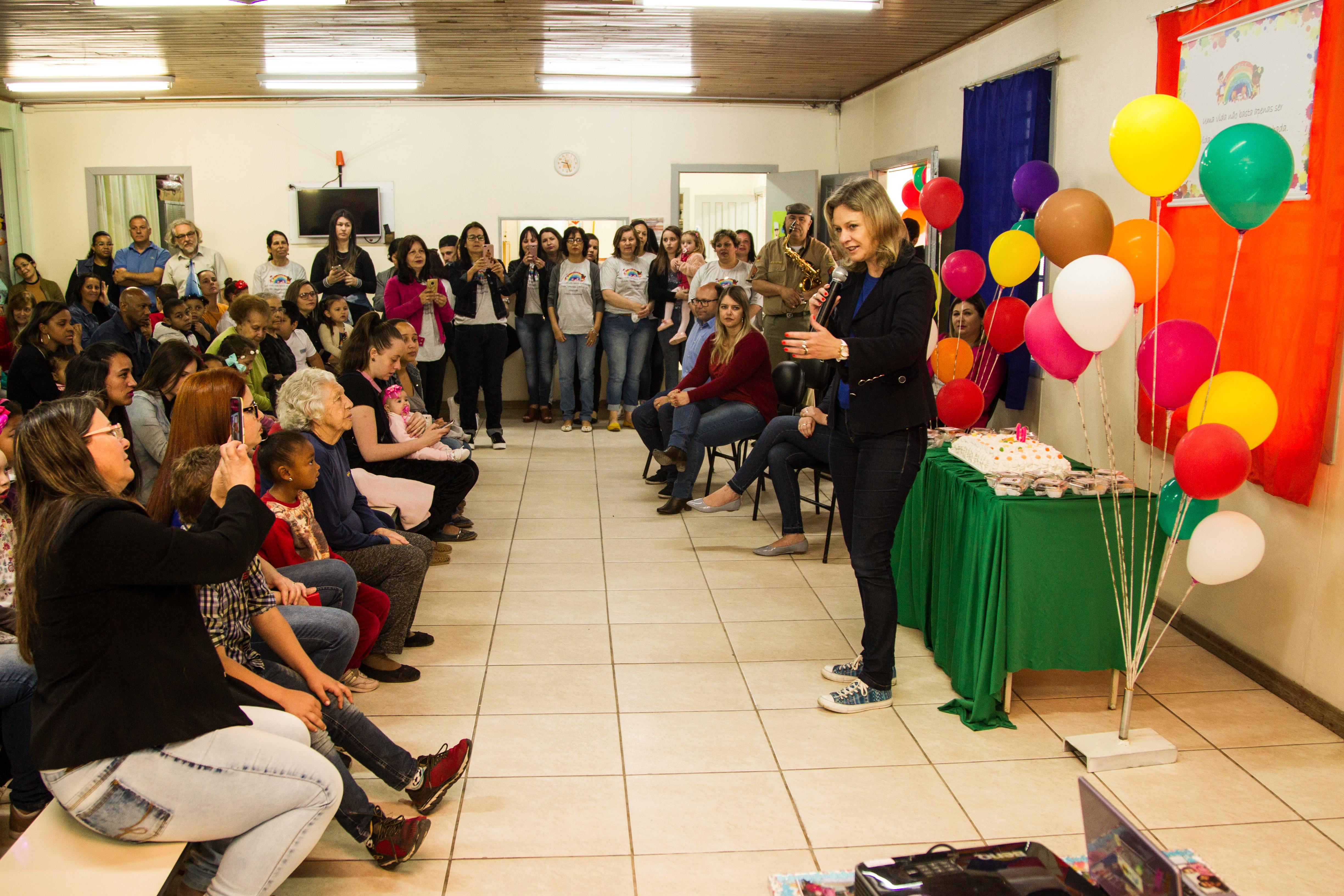 Prefeita Paula confraternizou com a equipe, pais e alunos