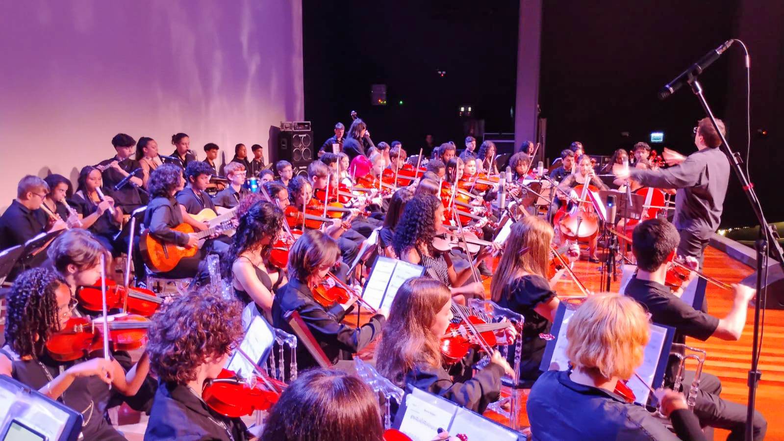 Auditório do Sicredi foi palco de concerto para 40 jovens das Orquestras Estudantis Municipal e do Areal
