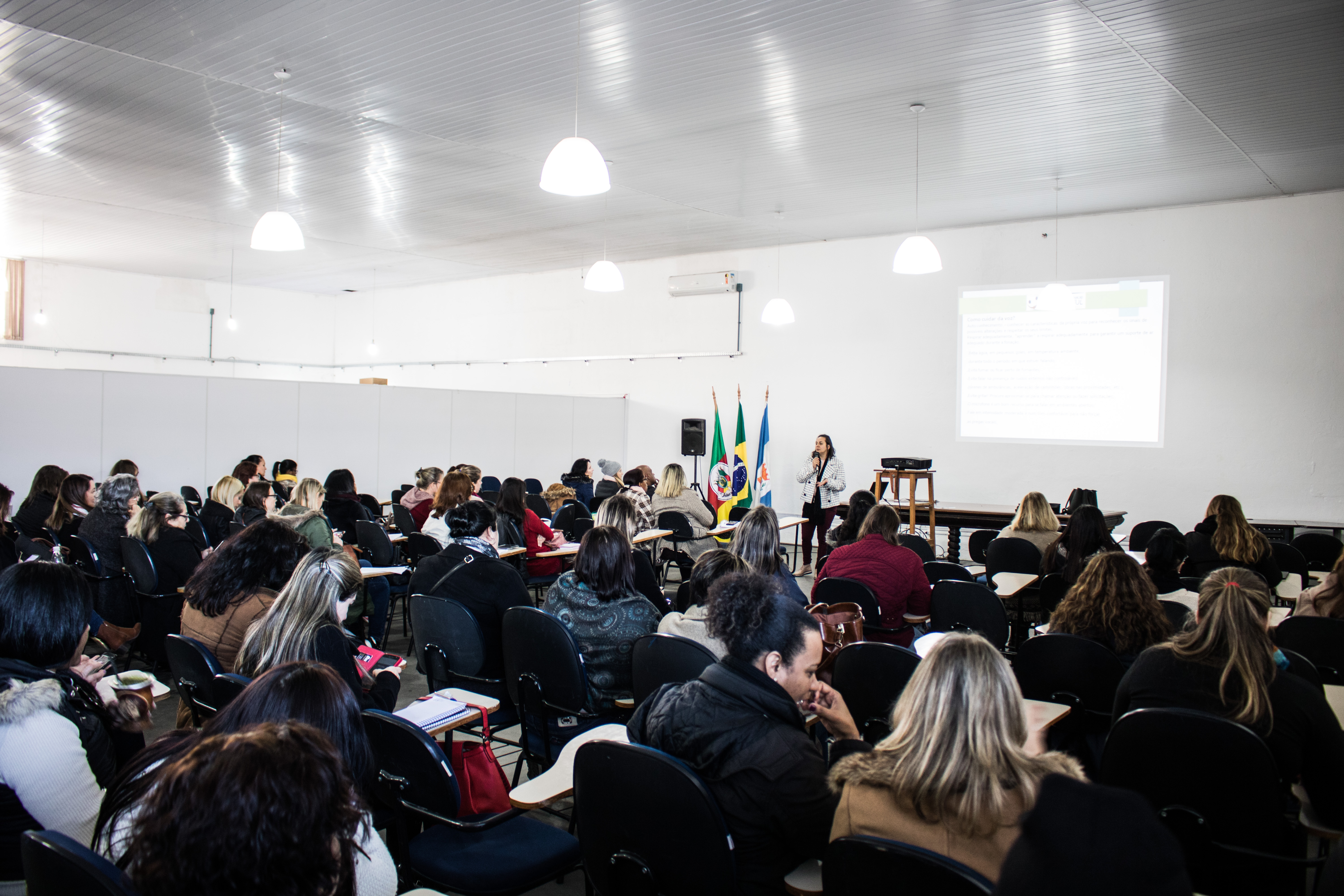 Projeto busca orientar profissionais da Educação para que façam o uso correto da voz. Mais de 200 servidores já foram alcançados pela iniciativa