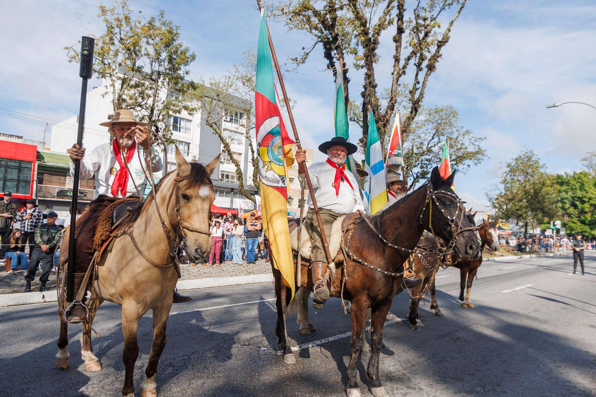 O tradicional desfile de cavaleiros reuniu aproximadamente cinco mil pessoas nas ruas