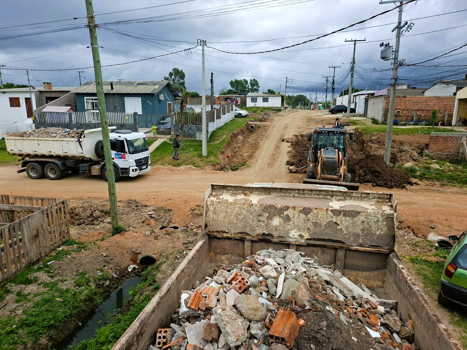 Serão usados 450 metros quadrados de saibro em pavimento que está cedendo na rua Maximiliano Pombo Cirne, no Areal Fundos