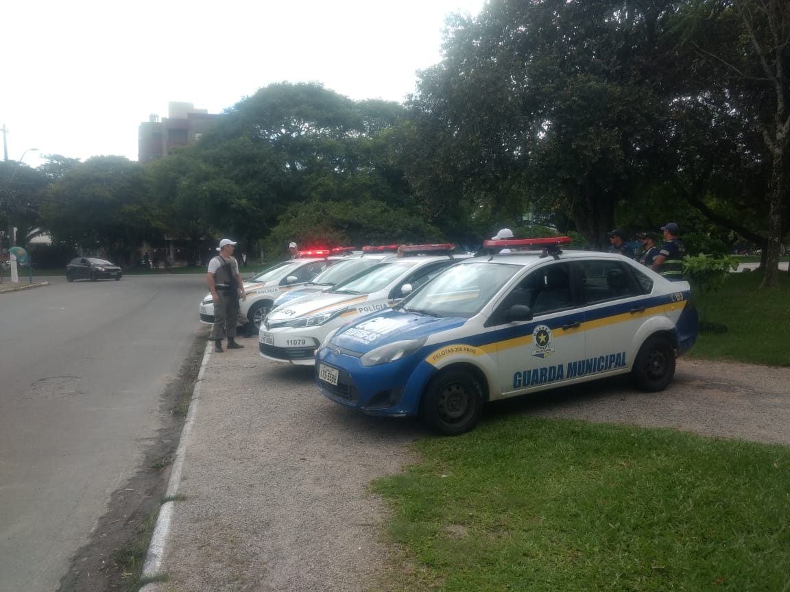 Doze agentes de segurança abordaram 30 veículos e seis pessoas neste domingo