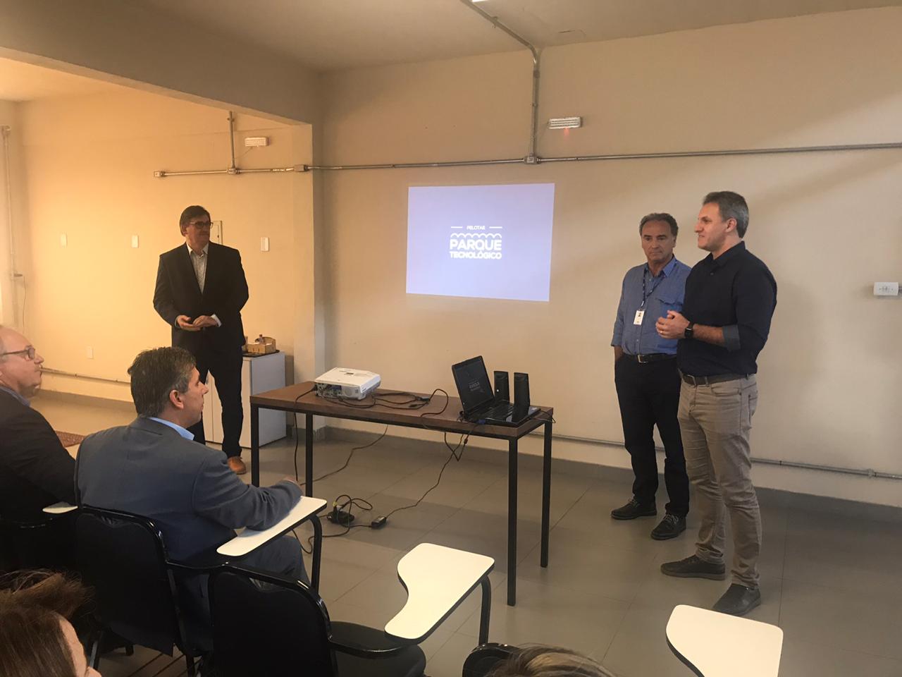 Comitiva representa a Associazioni Clust-ER Emilia-Romagna, da Itália