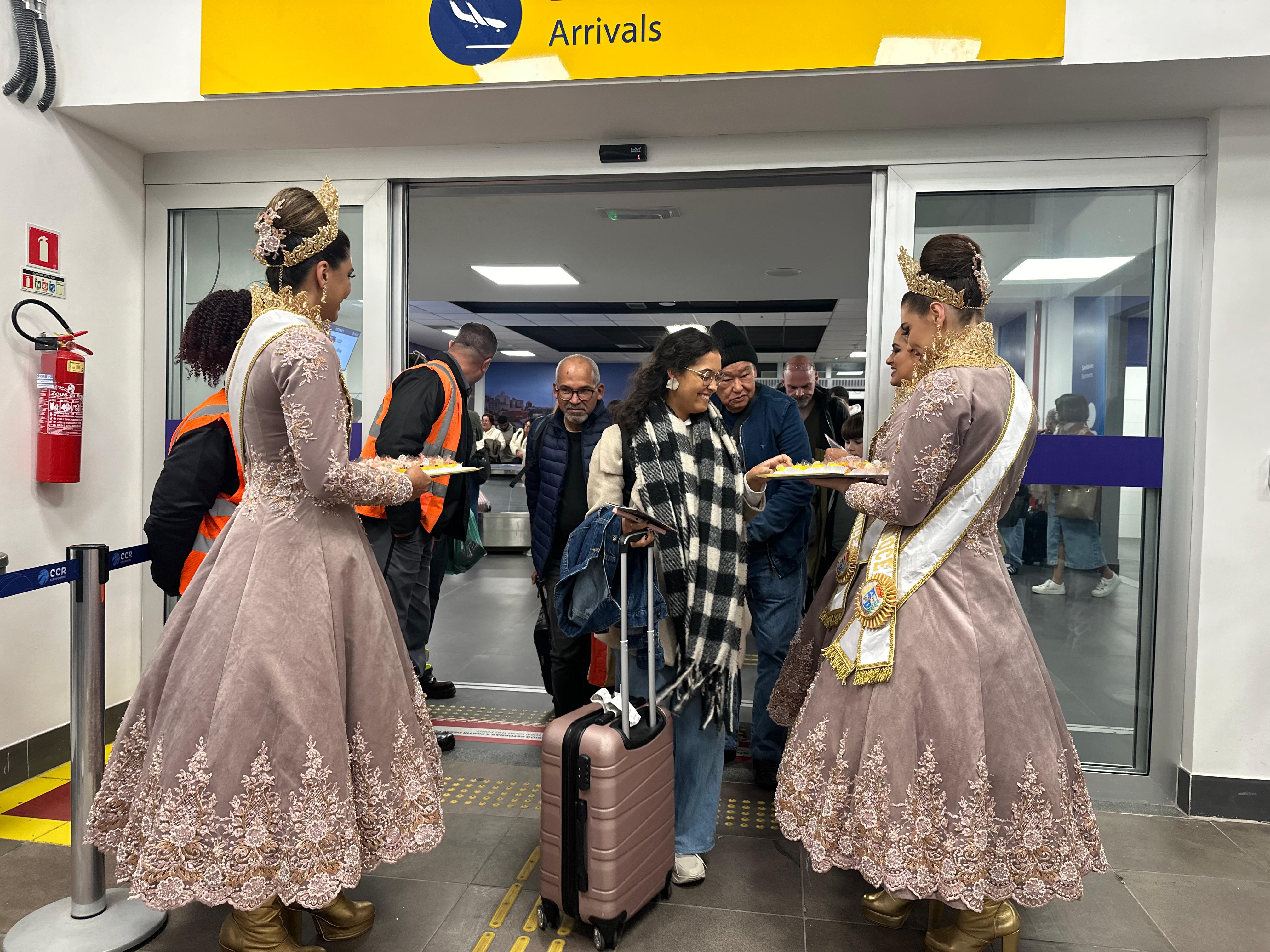 Quem desembarcou em Pelotas, oriundo de Guarulhos nesta quinta-feira (11), recebeu uma recepção com doces e comitiva formada pela corte da Fenadoce