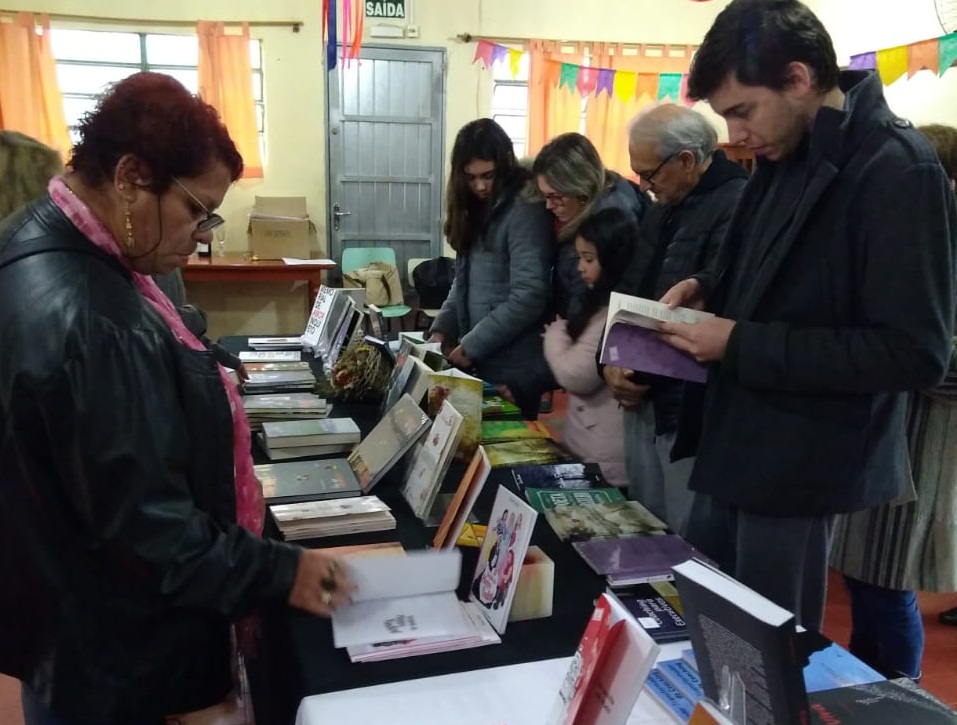 De iniciativa do projeto Bem Viver Lindóia, o evento vai inaugurar uma biblioteca na Ubai Cohab Lindóia. Sábado, o Coletivo Autores de Pelotas leva ao bairro a feira itinerante #EuLeioPelotas Por Aí