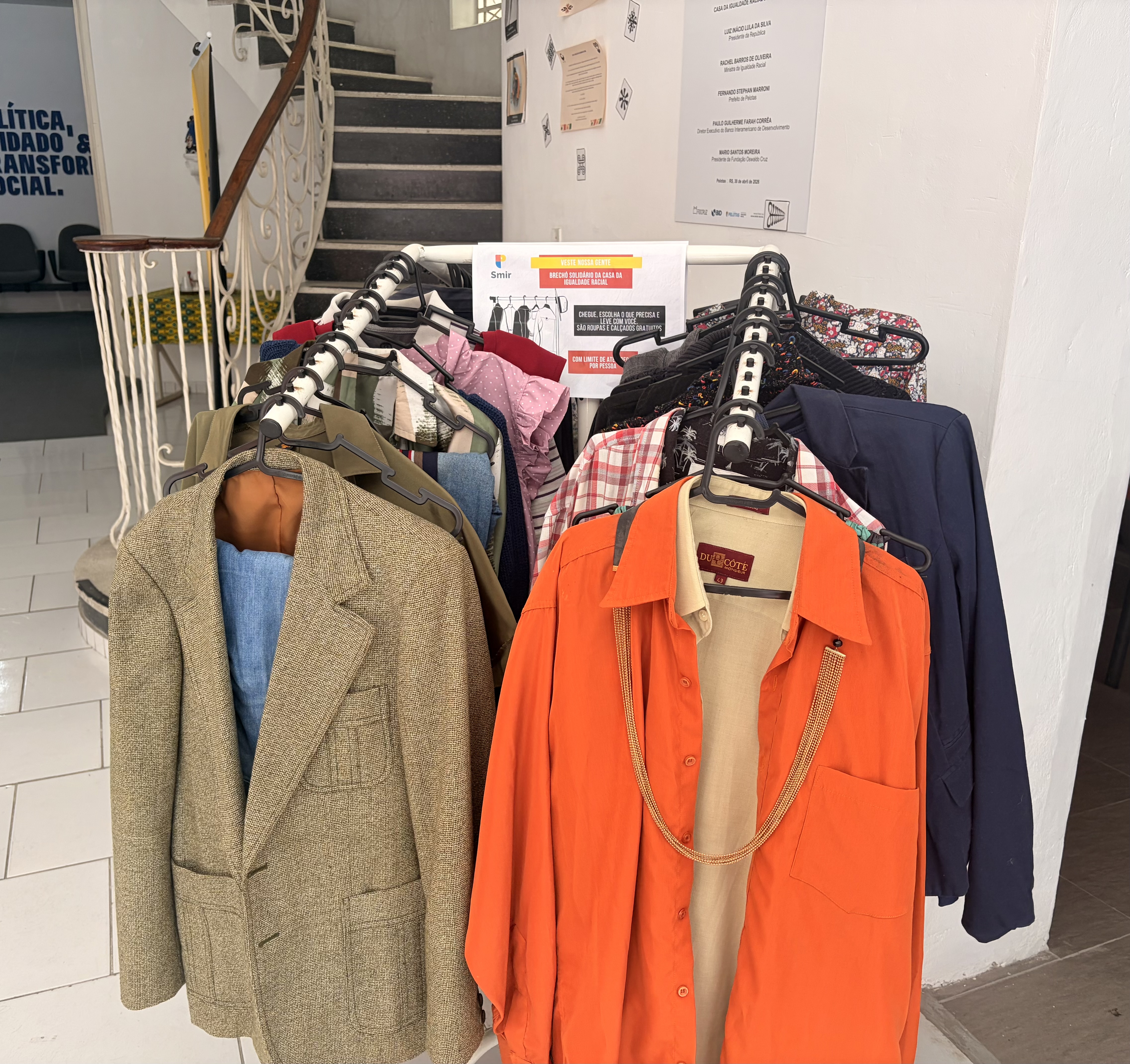 O brechó Veste Nossa Gente disponibiliza roupas e calçados gratuitamente para pessoas que precisam de peças sociais para entrevistas de emprego, apresentações e outras ocasiões.